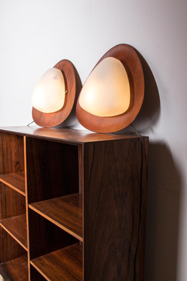Paar italienische Wandleuchten aus Teakholz und Opalin von Goffredo Reggiani 1960. im Angebot 1