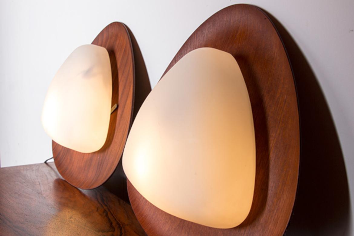 Paar italienische Wandleuchten aus Teakholz und Opalin von Goffredo Reggiani 1960. im Angebot 2