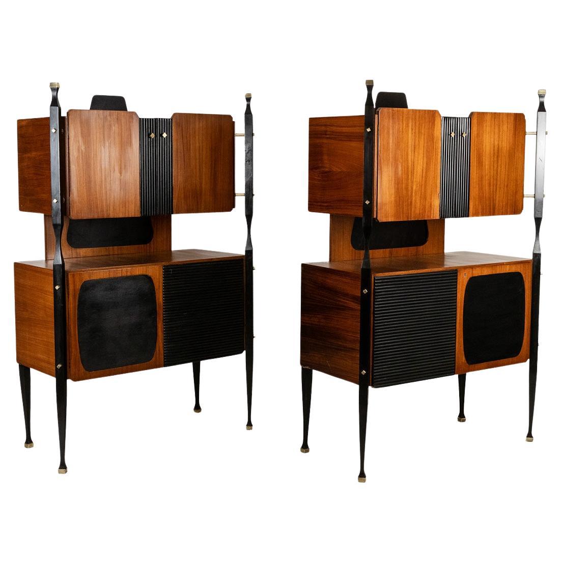 Coppia di armadi italiani impiallacciati in teak. 1960s.