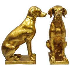 Paire de statues italiennes en terre cuite à feuilles d'or représentant des chiens labrador retrievers