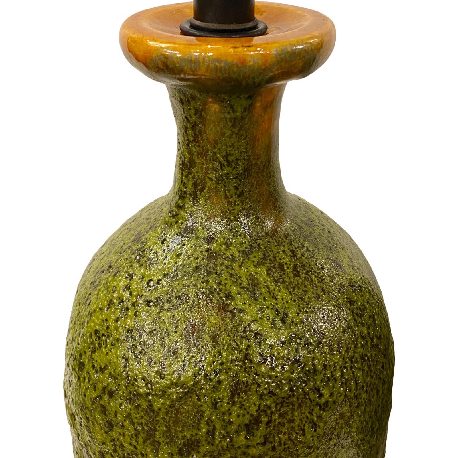 Paire de lampes italiennes en céramique émaillée de texture verte, datant des années 1950, avec des bases en bois.

Mesures :
Hauteur du corps : 22
Hauteur jusqu'à l'appui de l'abat-jour : 33
Diamètre : 7.