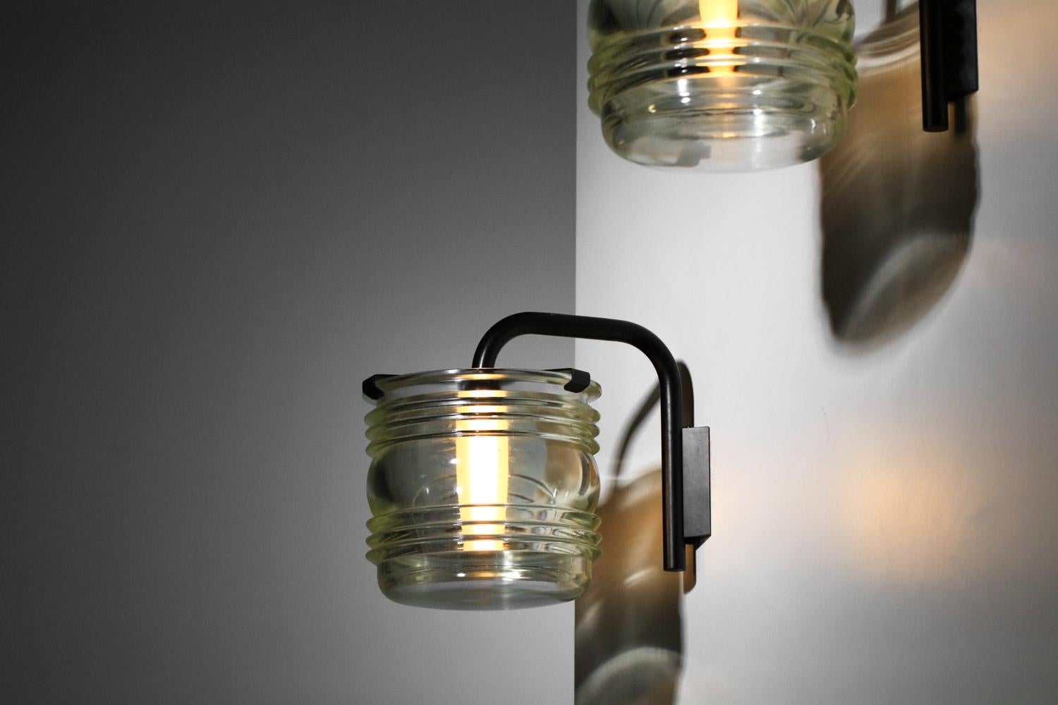 Lacquered Pair of Italian Tito Agnoli glass wall lights from the 1960s For Sale