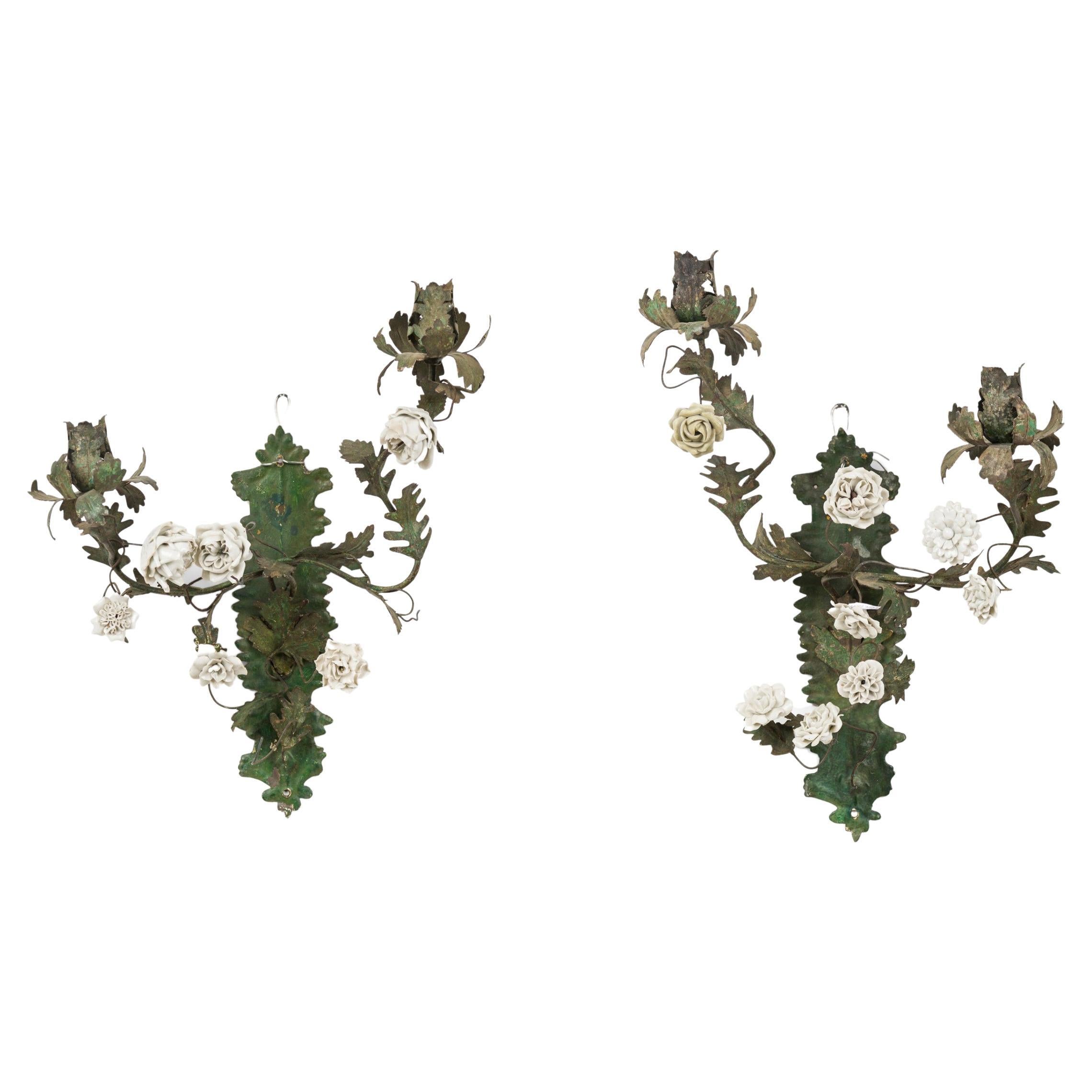 Paire d'appliques murales florales à deux lumières en tôle et porcelaine d'Italie