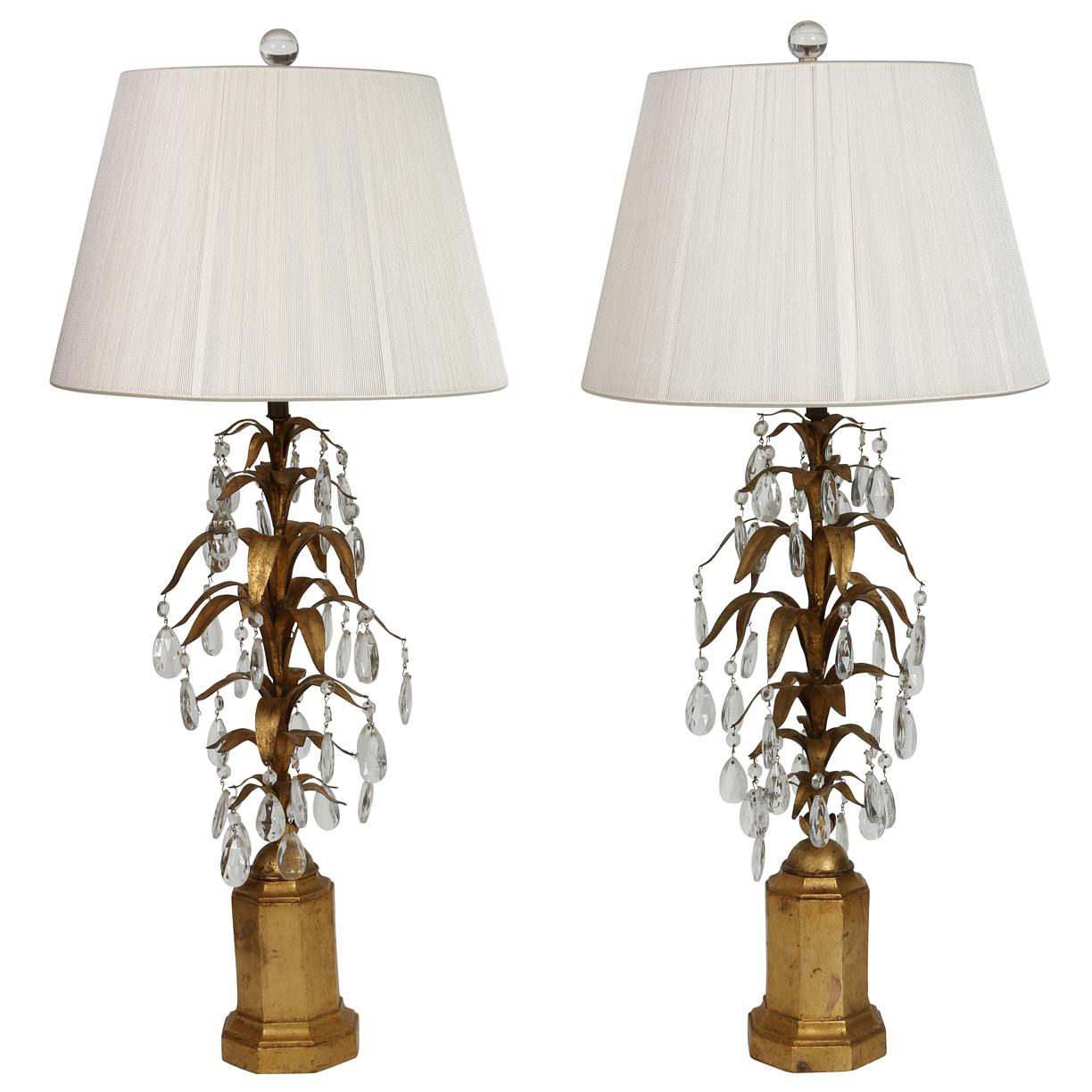 Verleihen Sie Ihrem Raum zeitlose Eleganz mit diesem Paar italienischer Tischlampen mit zartem Blattmuster, das den Charme europäischer Handwerkskunst im Vintage-Stil versprüht. Jede Lampe zeigt vergoldete Metallblätter, die anmutig in Etagen