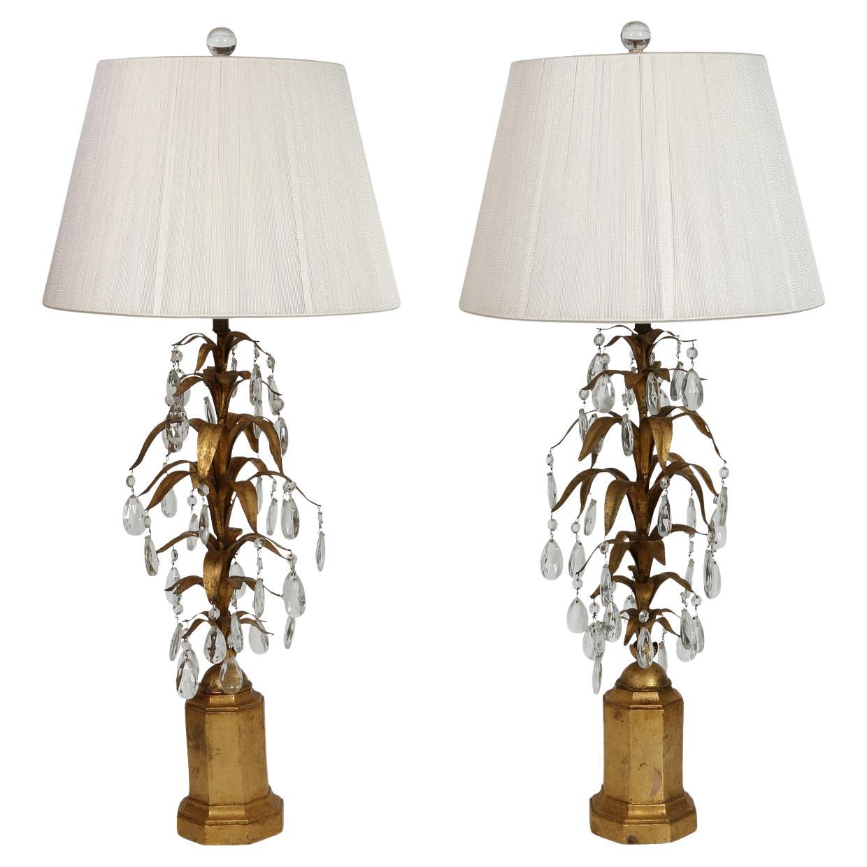 Paar italienische Tole-Lampen mit vergoldeten Blättern und Kristallen im Angebot