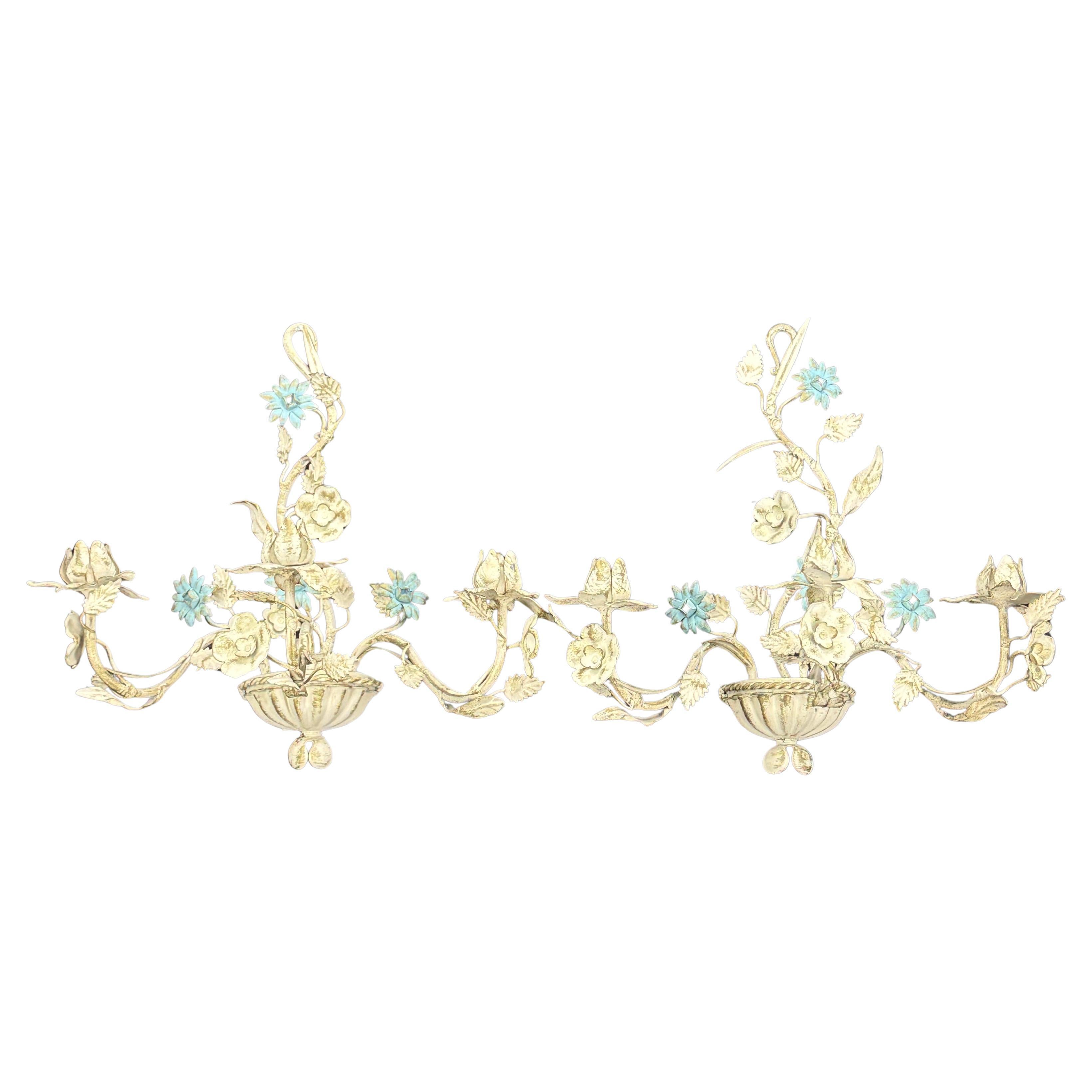 Pareja de apliques italianos de metal tole con velas de flores en venta