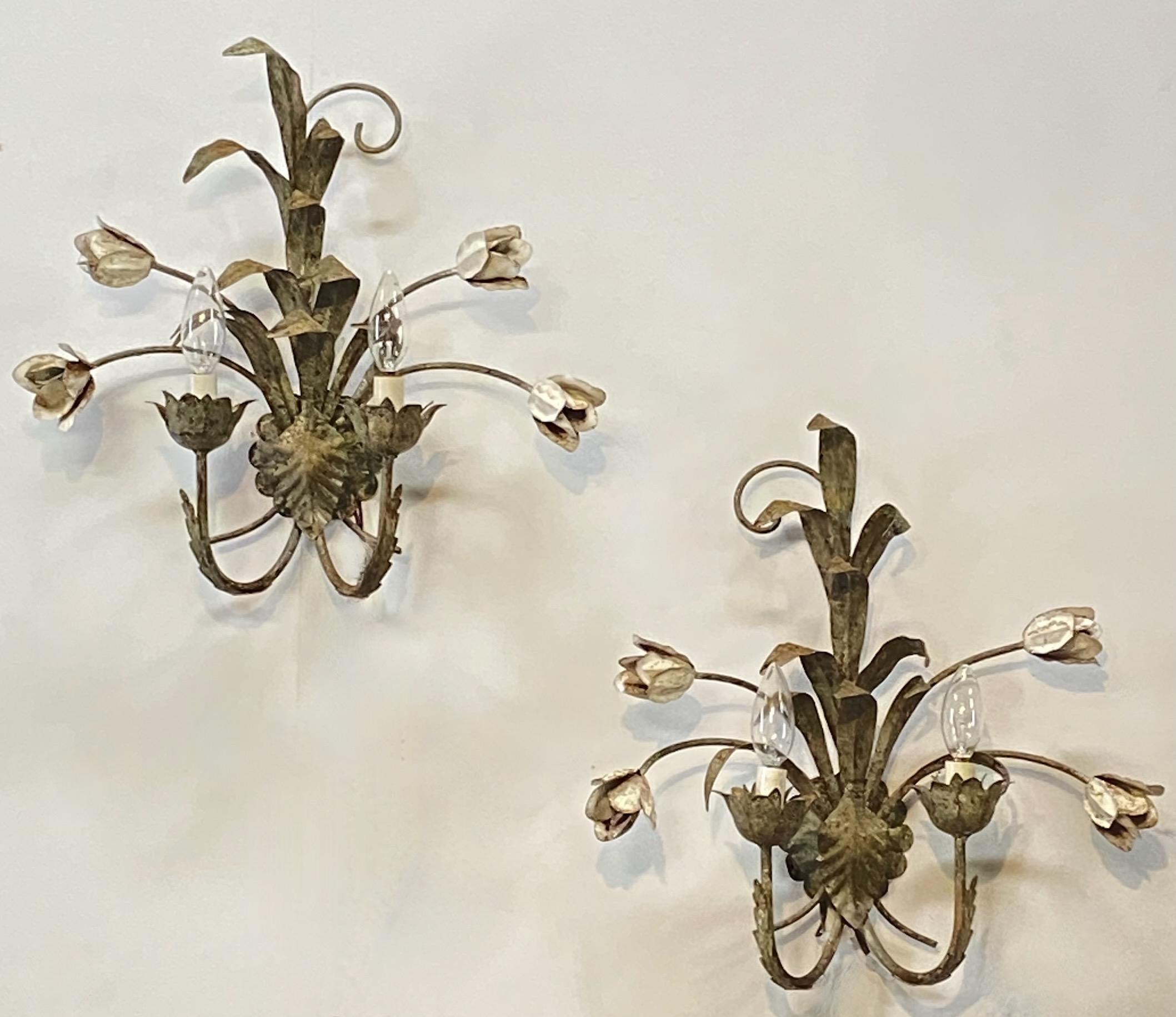A charming pair of green and white tole painted floral sconces with tulips. Recently refreshed and re-wired, having original old paint.
Excellent vintage condition, ready to install.
Italy, circa 1950, mid-20th century.