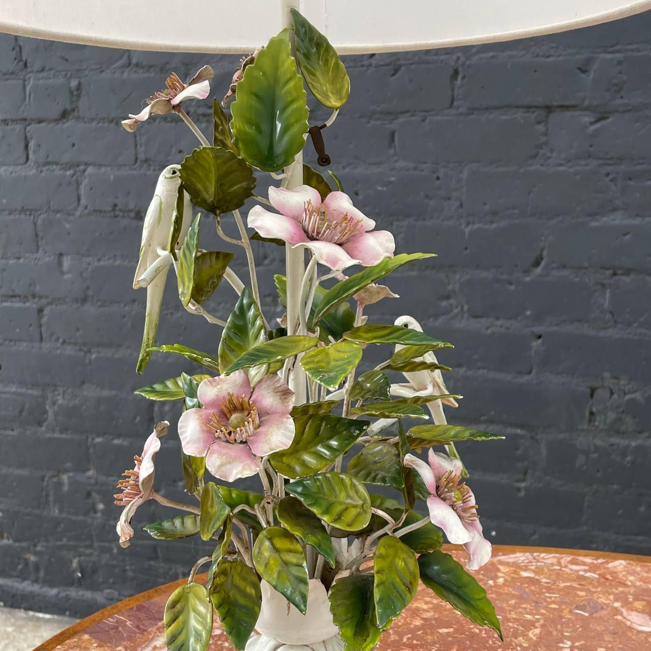 Paire de lampes de bureau italiennes Magnolias roses peintes en tôle et oiseaux amoureux  en vente 5