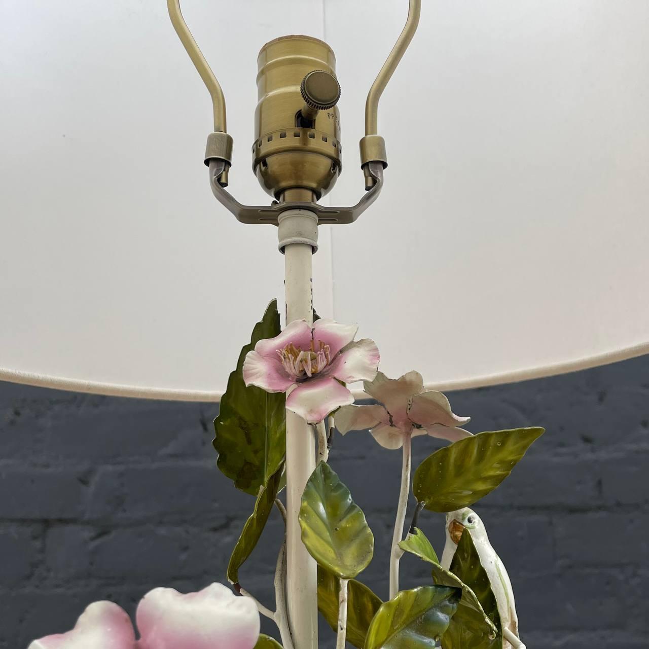 Milieu du XXe siècle Paire de lampes de bureau italiennes Magnolias roses peintes en tôle et oiseaux amoureux  en vente