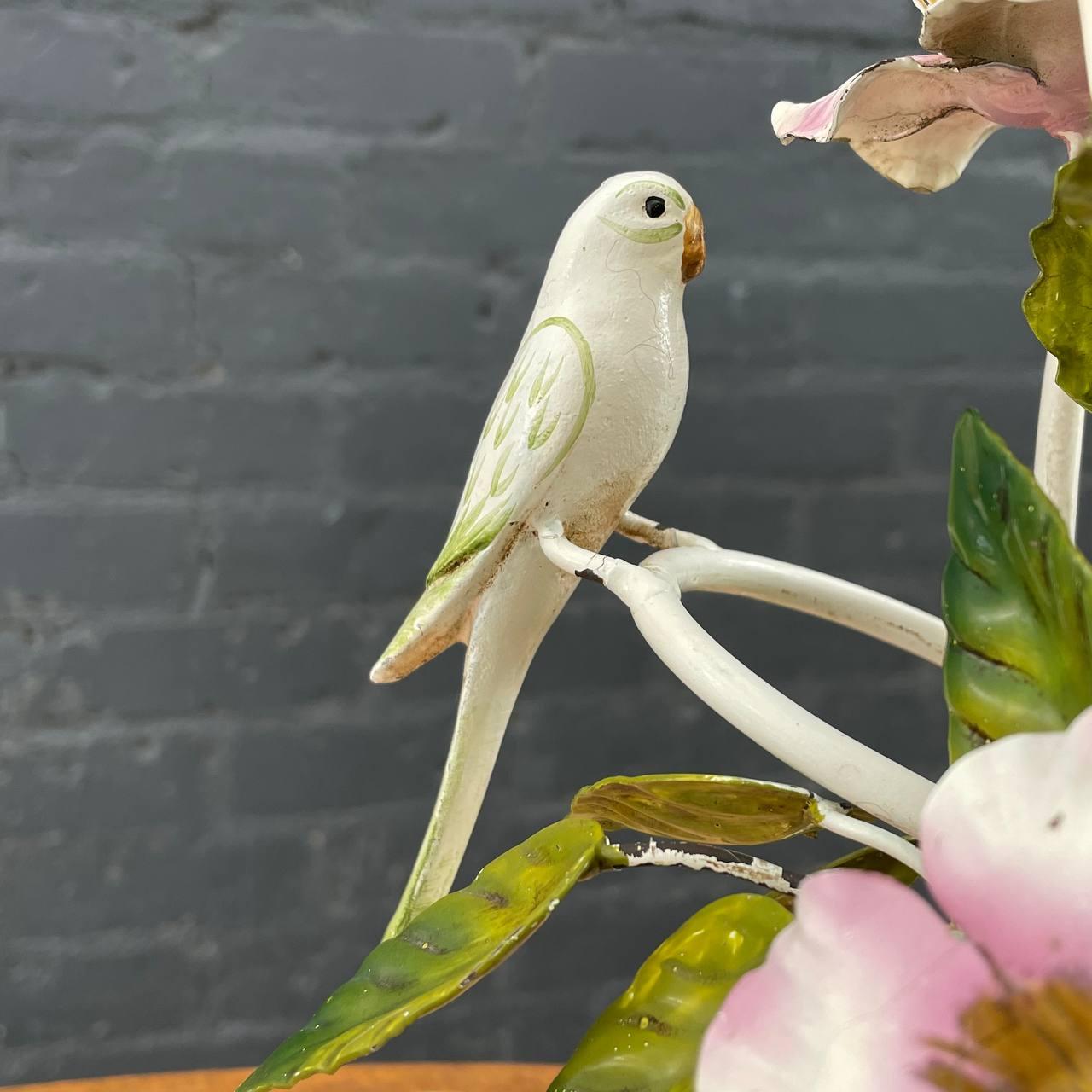 Métal Paire de lampes de bureau italiennes Magnolias roses peintes en tôle et oiseaux amoureux  en vente
