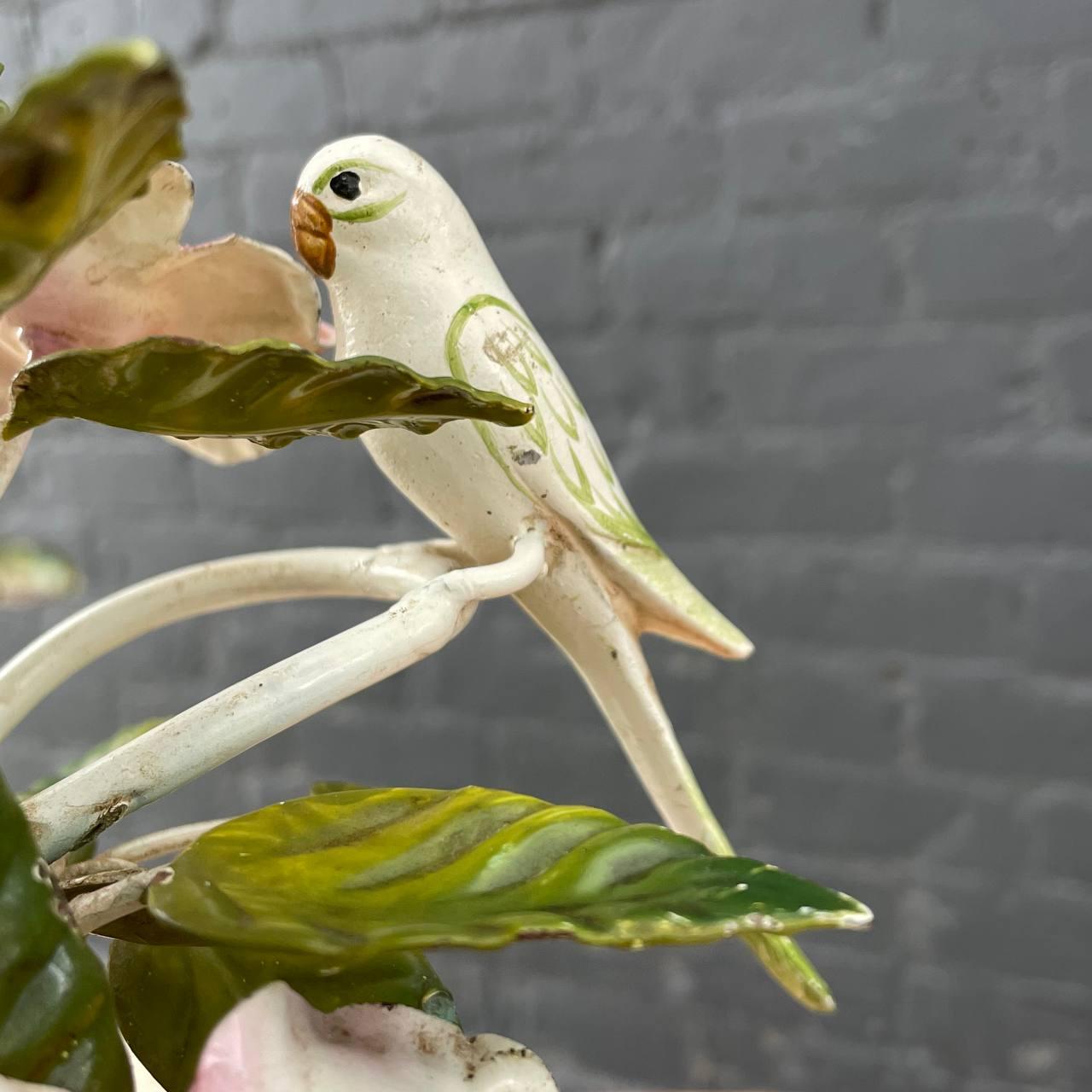 Paire de lampes de bureau italiennes Magnolias roses peintes en tôle et oiseaux amoureux  en vente 1