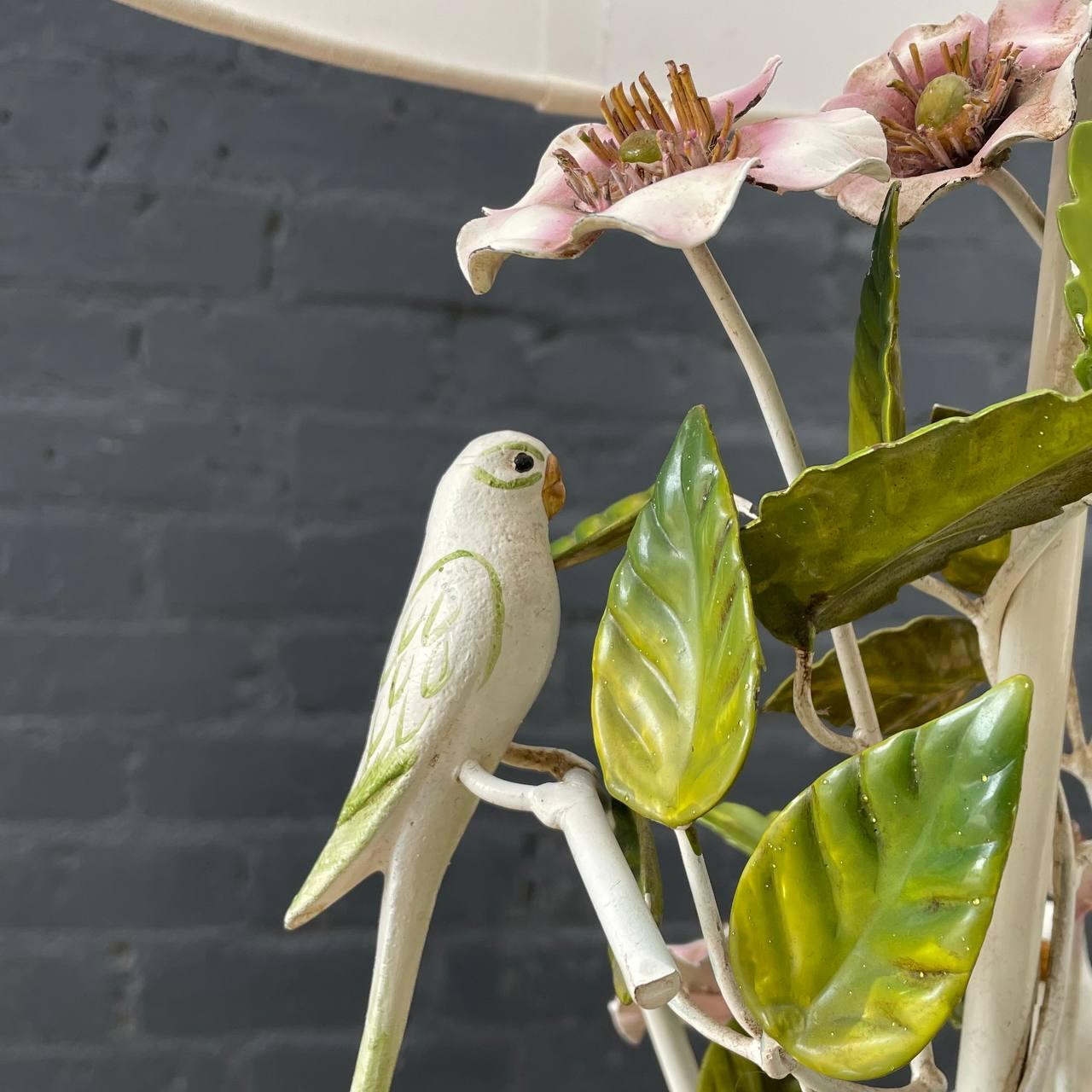 Paire de lampes de bureau italiennes Magnolias roses peintes en tôle et oiseaux amoureux  en vente 2