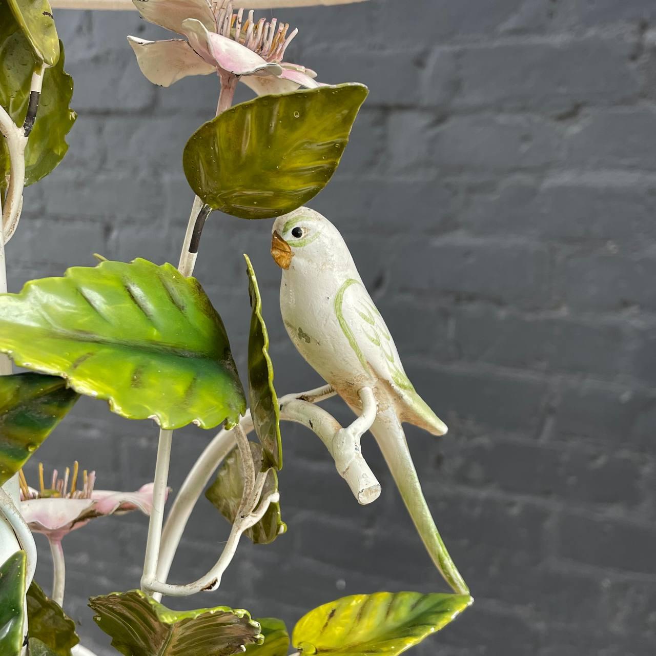 Paire de lampes de bureau italiennes Magnolias roses peintes en tôle et oiseaux amoureux  en vente 3