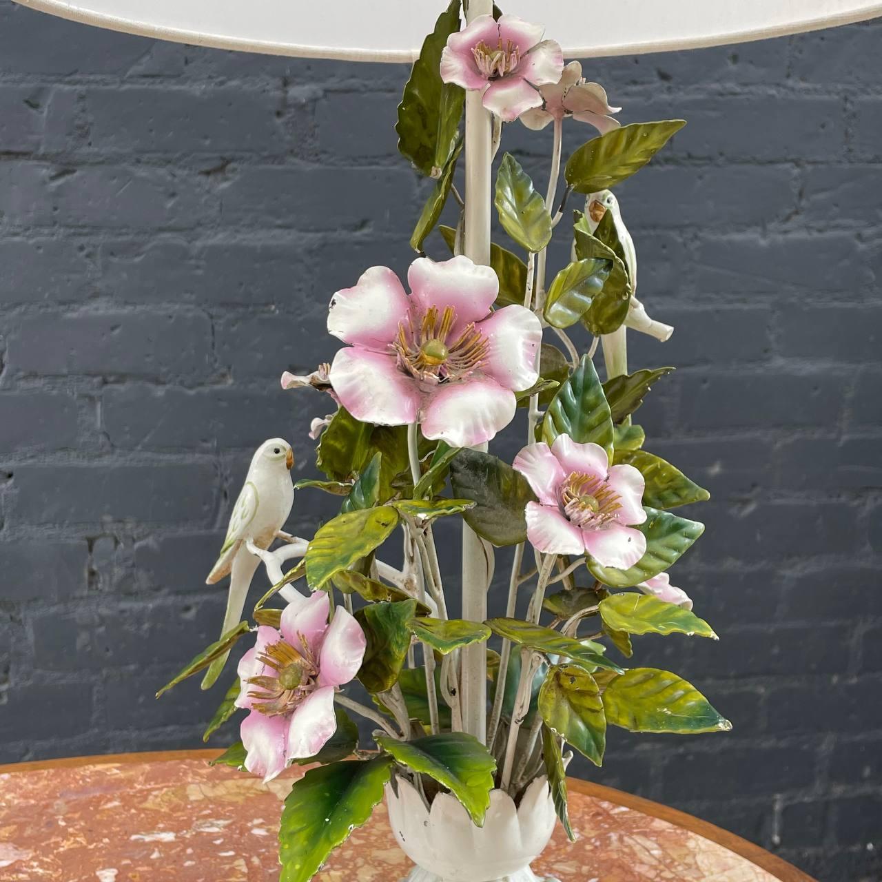Paire de lampes de bureau italiennes Magnolias roses peintes en tôle et oiseaux amoureux  en vente 4