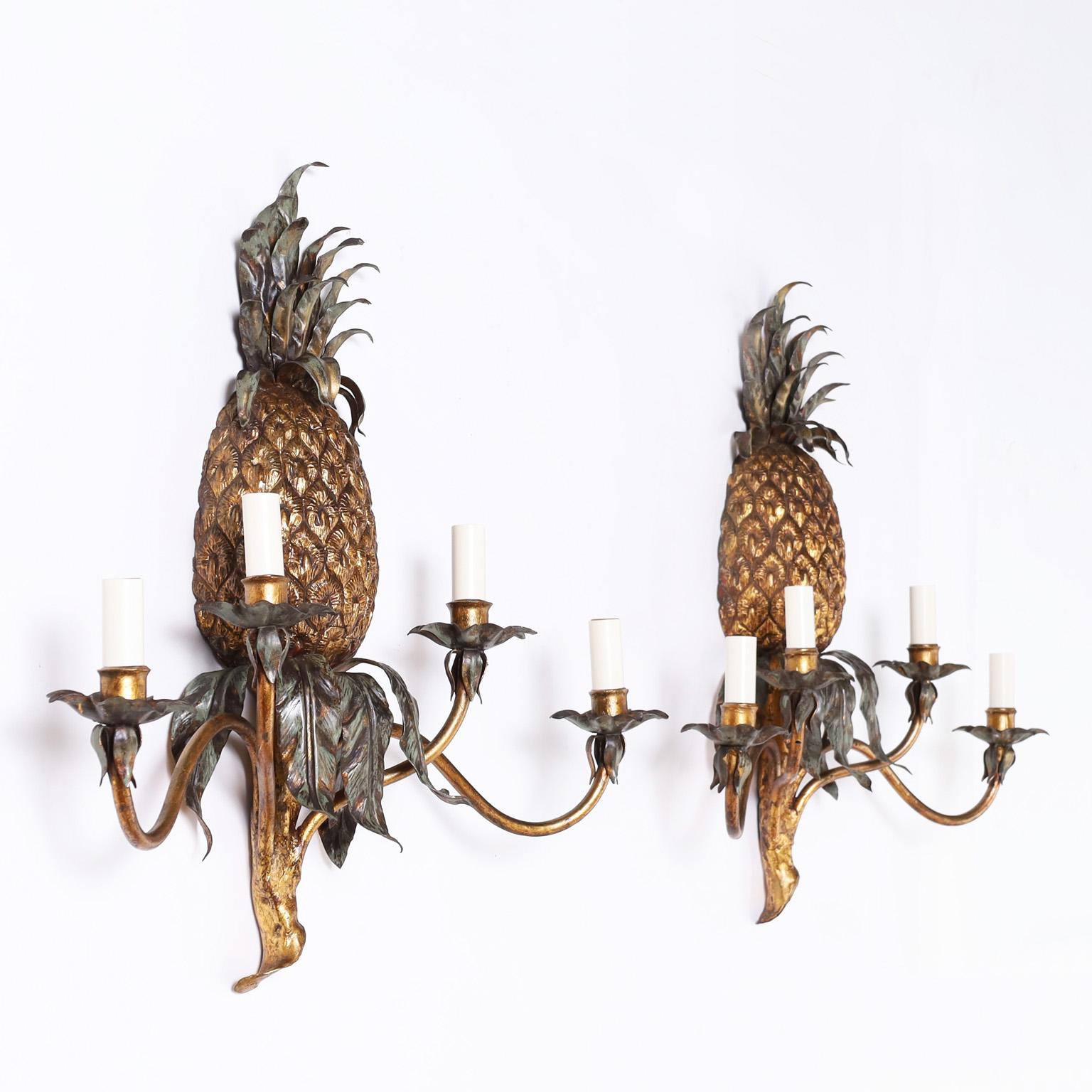 Paire d'appliques murales italiennes vintage en tole ou en métal peint, avec des ananas sur quatre bras gracieux avec des lobes floraux.