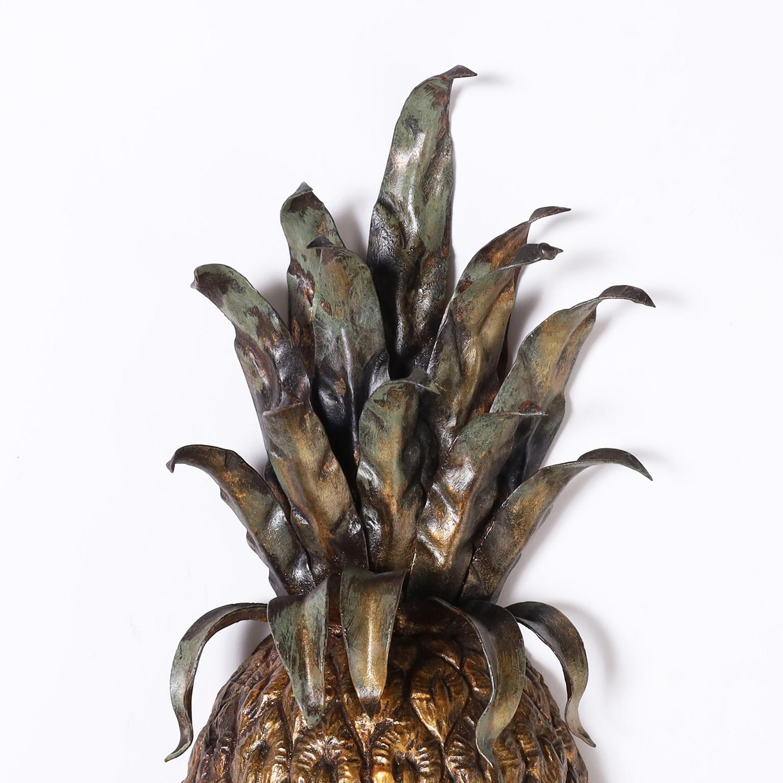 20ième siècle Paire d'appliques murales italiennes en forme d'ananas en tôle en vente