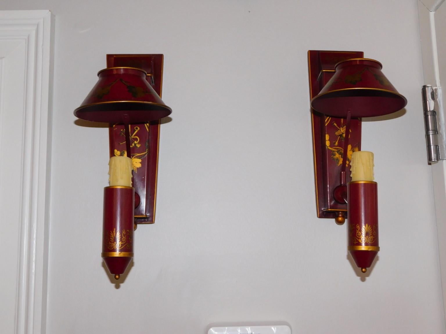 Pareja de apliques de pared de un solo brazo con decoración de follaje dorado y rojo Tole italiano, con placas traseras ahusadas, S. XX
Placa trasera interior para montaje en pared 11