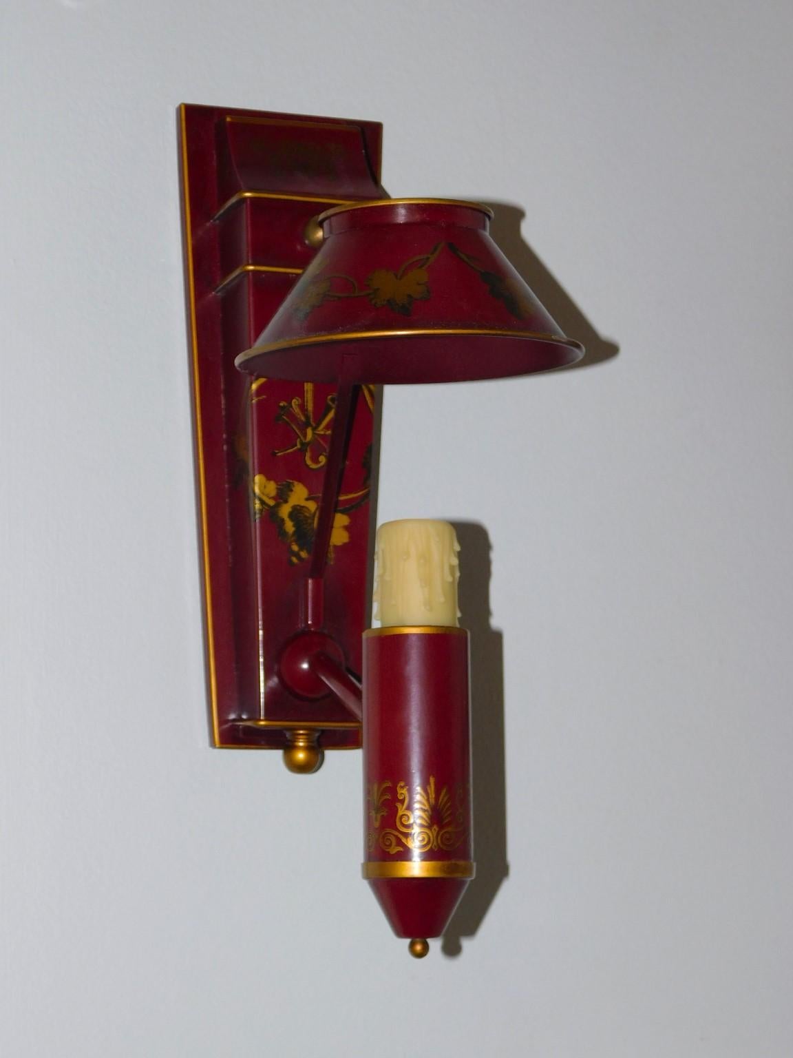 Pareja de apliques decorativos italianos de un solo brazo en tole rojo y dorado S. XX Italiano en venta