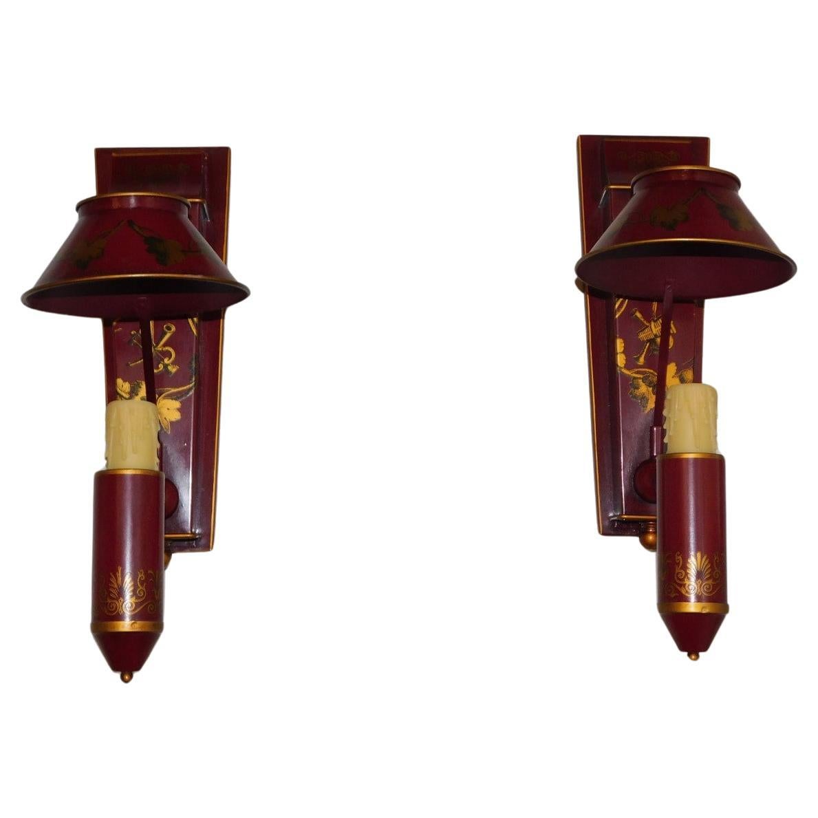Pareja de apliques decorativos italianos de un solo brazo en tole rojo y dorado S. XX en venta