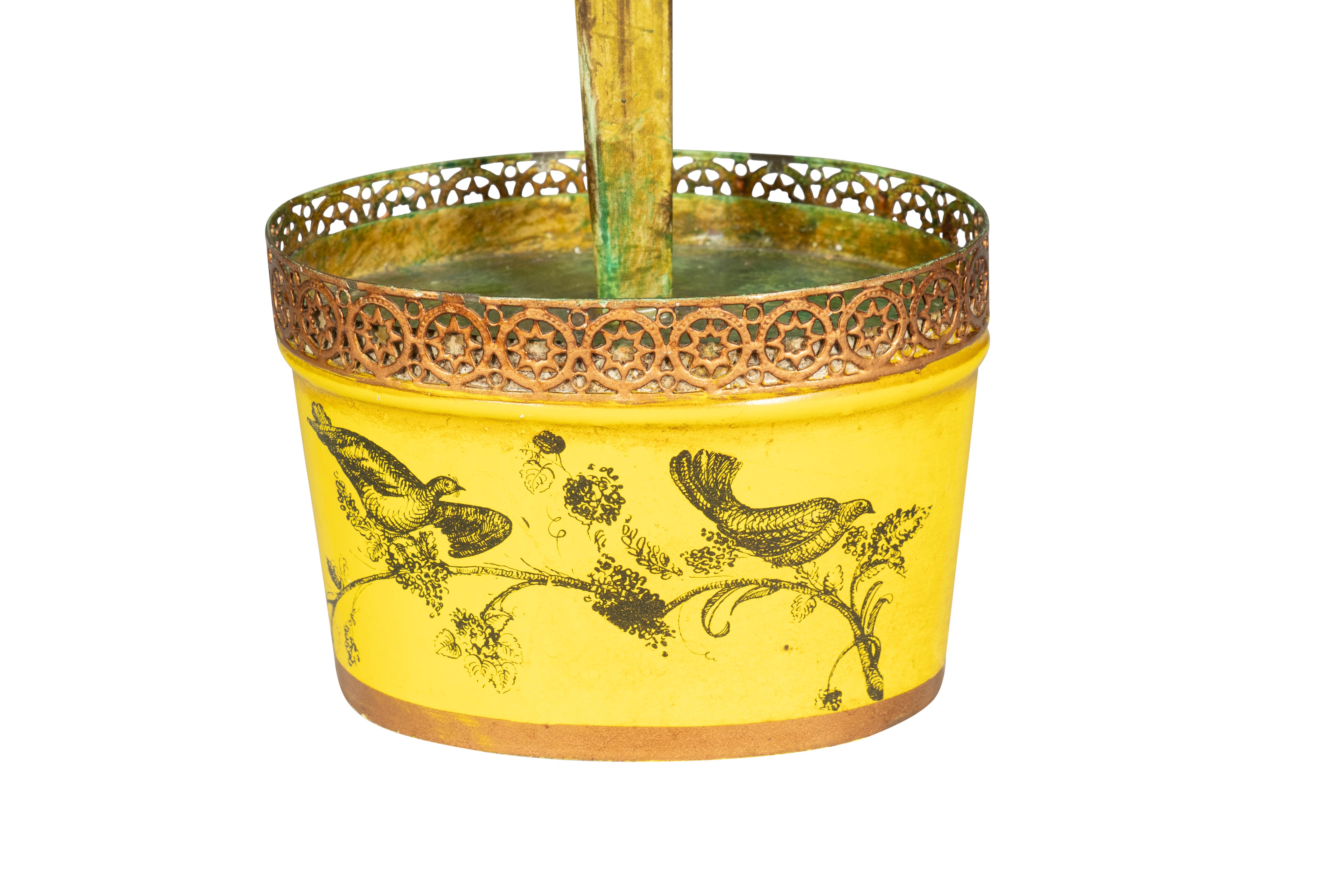 Palme decorative con foglie verdi e vasi ovali gialli con dettagli dorati.