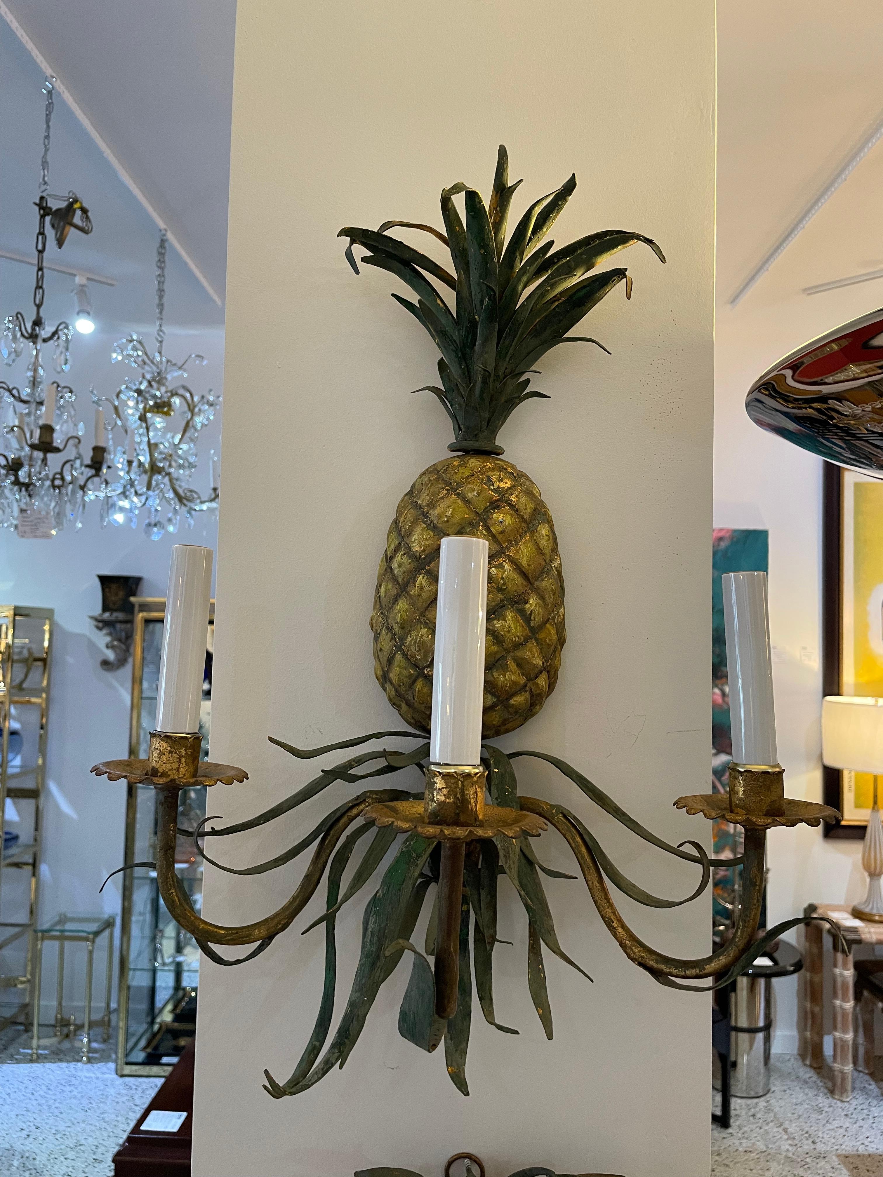 Paar italienische Toleware Ananas-Wandleuchter (Hollywood Regency) im Angebot