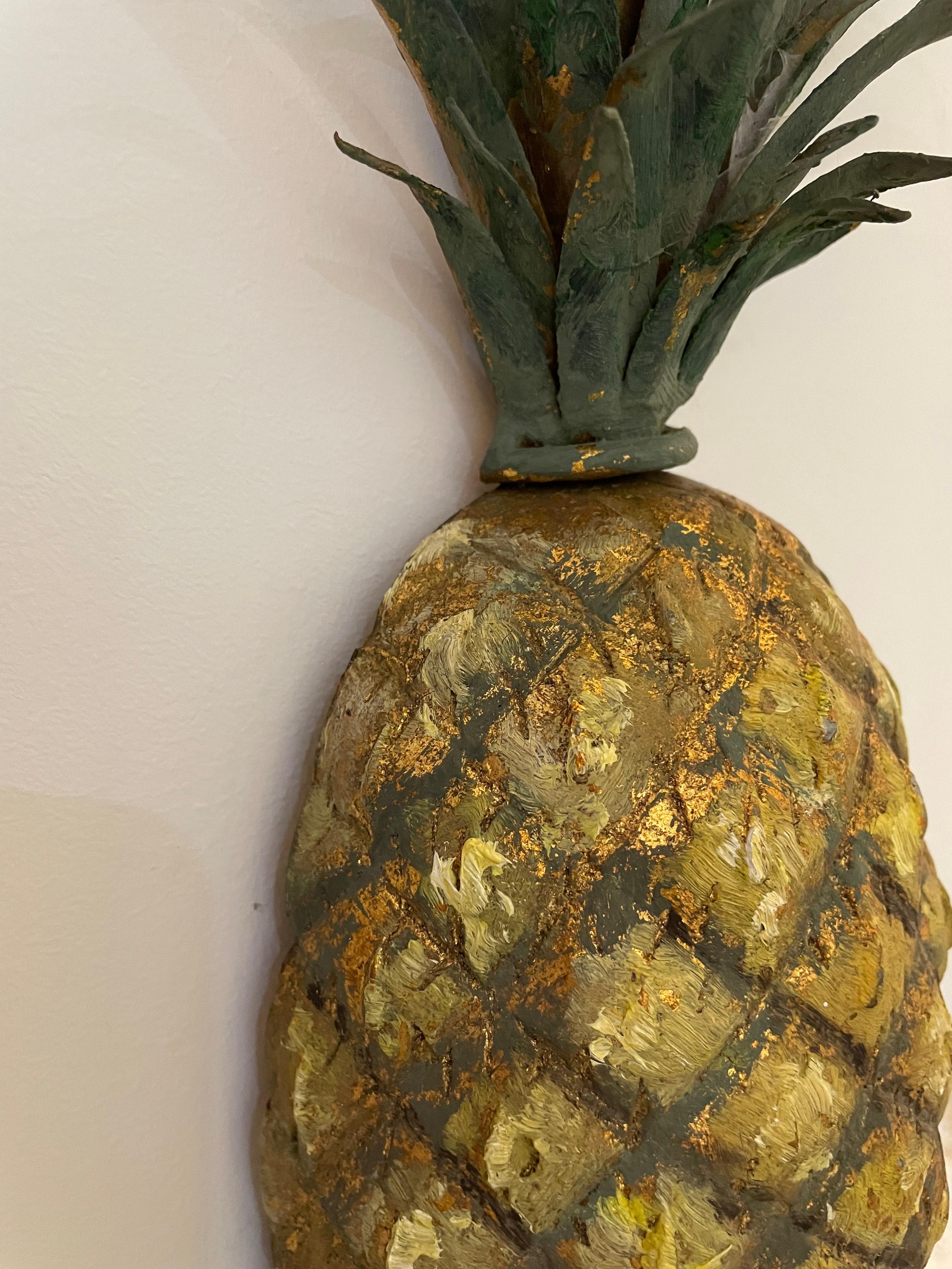 Paar italienische Toleware Ananas-Wandleuchter (Kunststoff) im Angebot