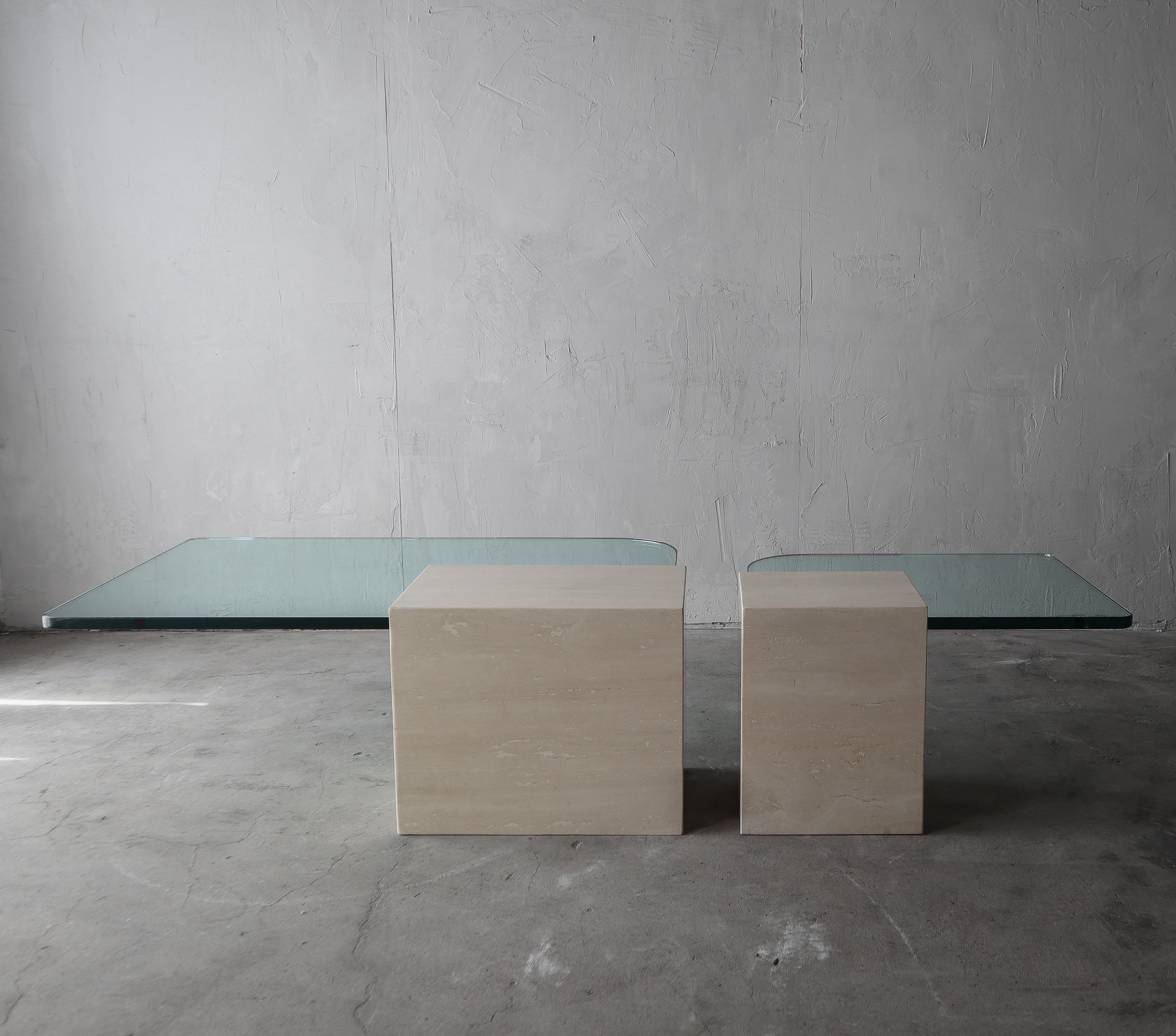20th Century Pair of Italian Travertine and Cantilevered Glass Coffee Tables For Sale