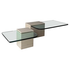 Paire de tables basses italiennes en travertin et verre en porte-à-faux