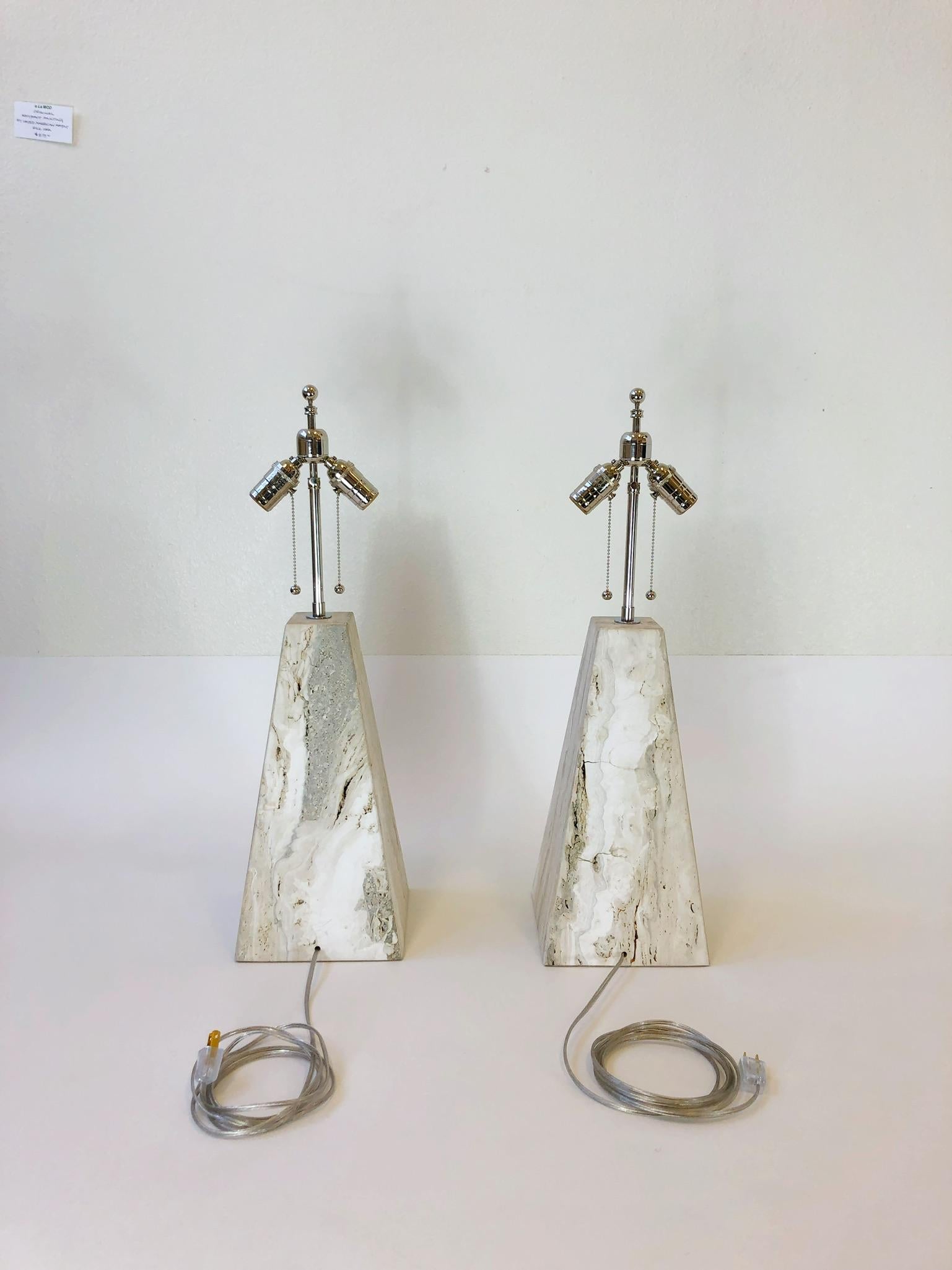 Paar italienische Obelisken-Tischlampen aus Travertin und poliertem Nickel in Obeliskenform  im Angebot 4