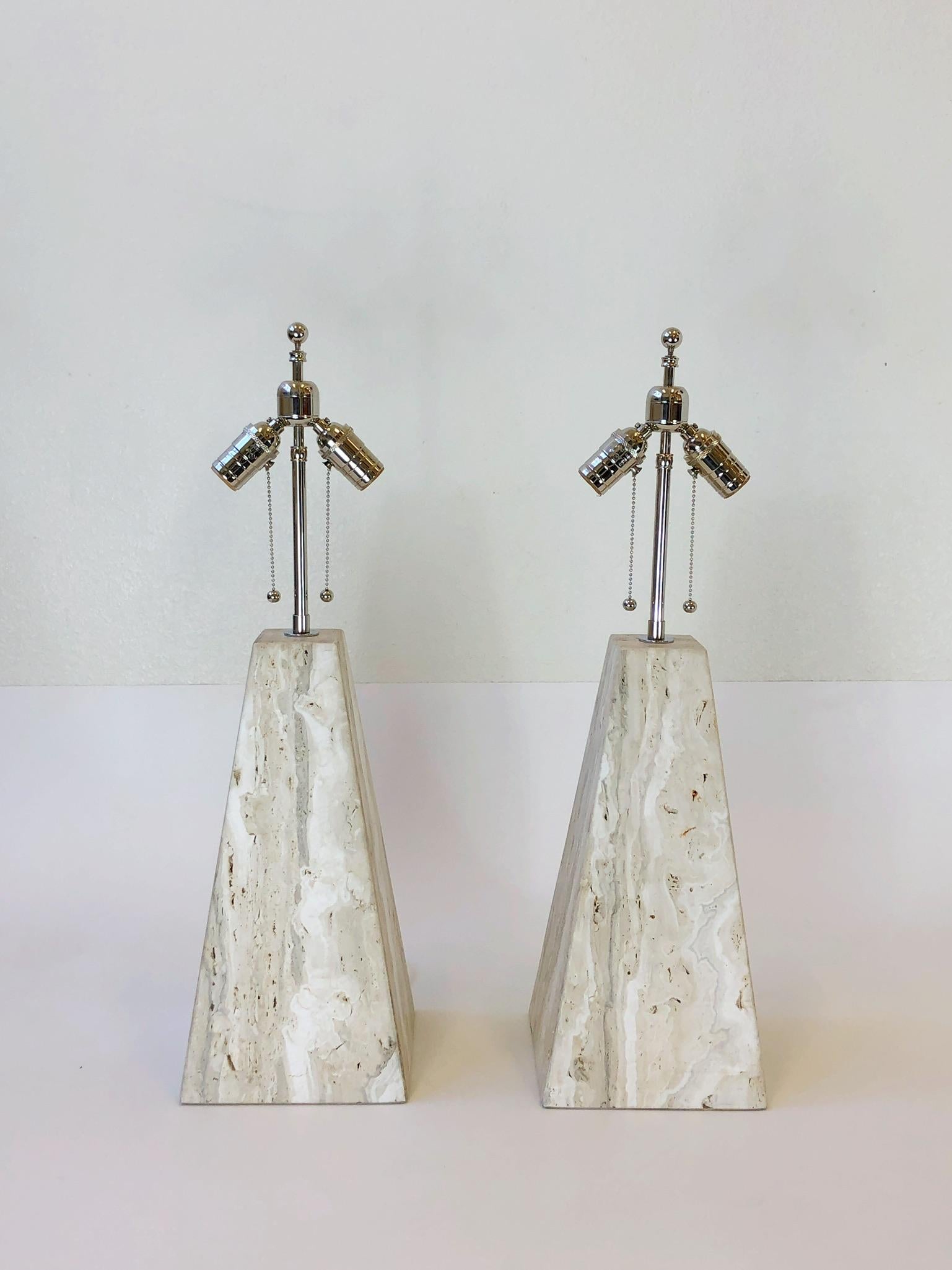 Paar italienische Obelisken-Tischlampen aus Travertin und poliertem Nickel in Obeliskenform  im Angebot 5