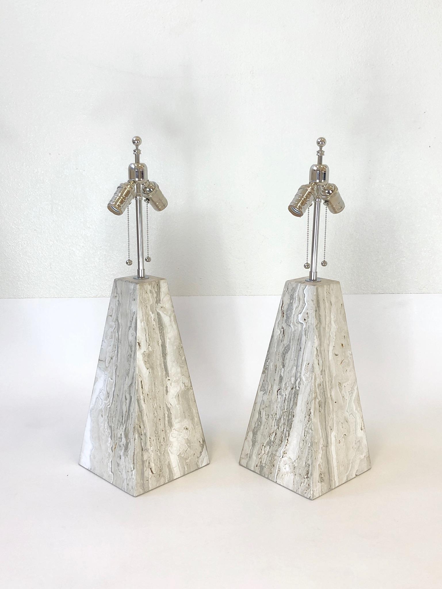 Paar italienische Obelisken-Tischlampen aus Travertin und poliertem Nickel in Obeliskenform  im Angebot 6