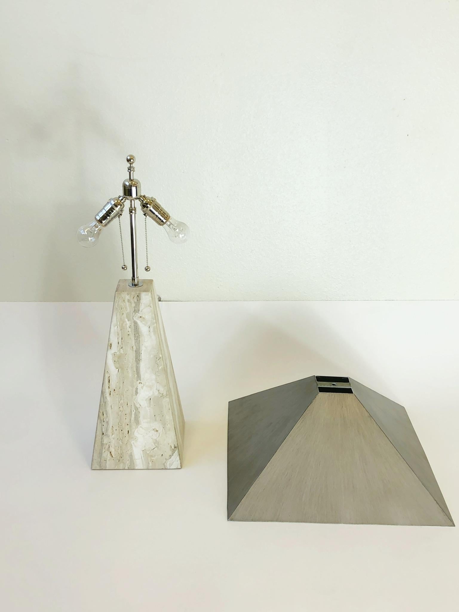 Paar italienische Obelisken-Tischlampen aus Travertin und poliertem Nickel in Obeliskenform  im Angebot 8