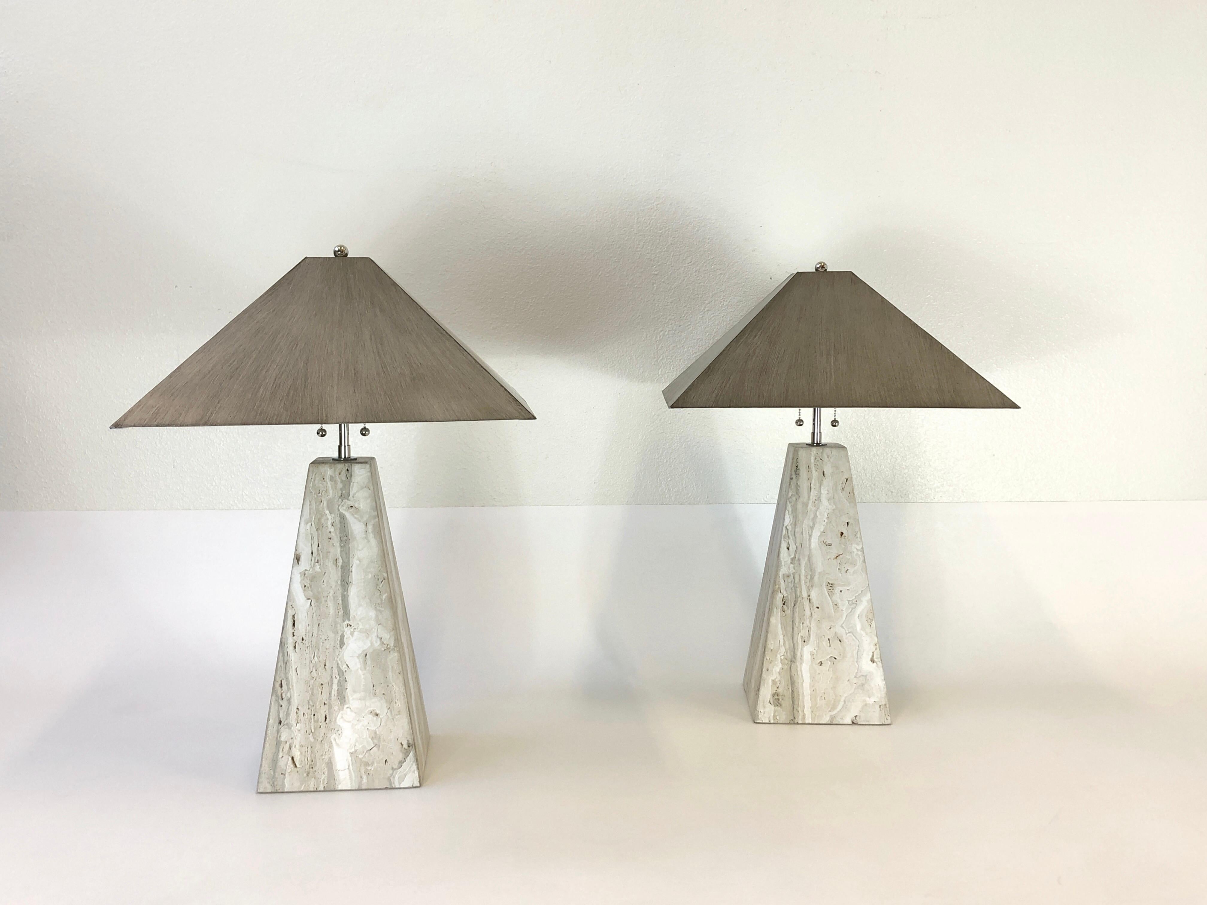 Ein spektakuläres Paar italienischer Travertin-Tischlampen aus den 1970er Jahren in Form eines Obelisken. Neu verkabelt mit neuen polnischen Nickel-Beschlägen. Die Schirme sind aus Metall und lackiert (siehe Detailfotos). Beide Lampen sind mit H.R.