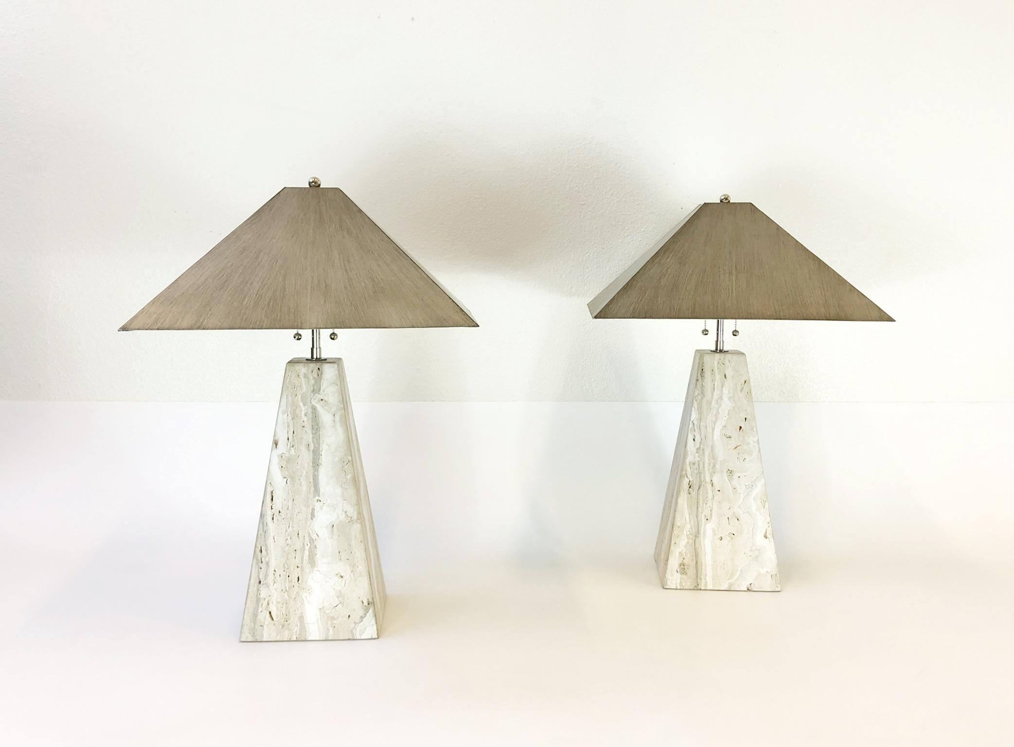 Paar italienische Obelisken-Tischlampen aus Travertin und poliertem Nickel in Obeliskenform  (Moderne) im Angebot
