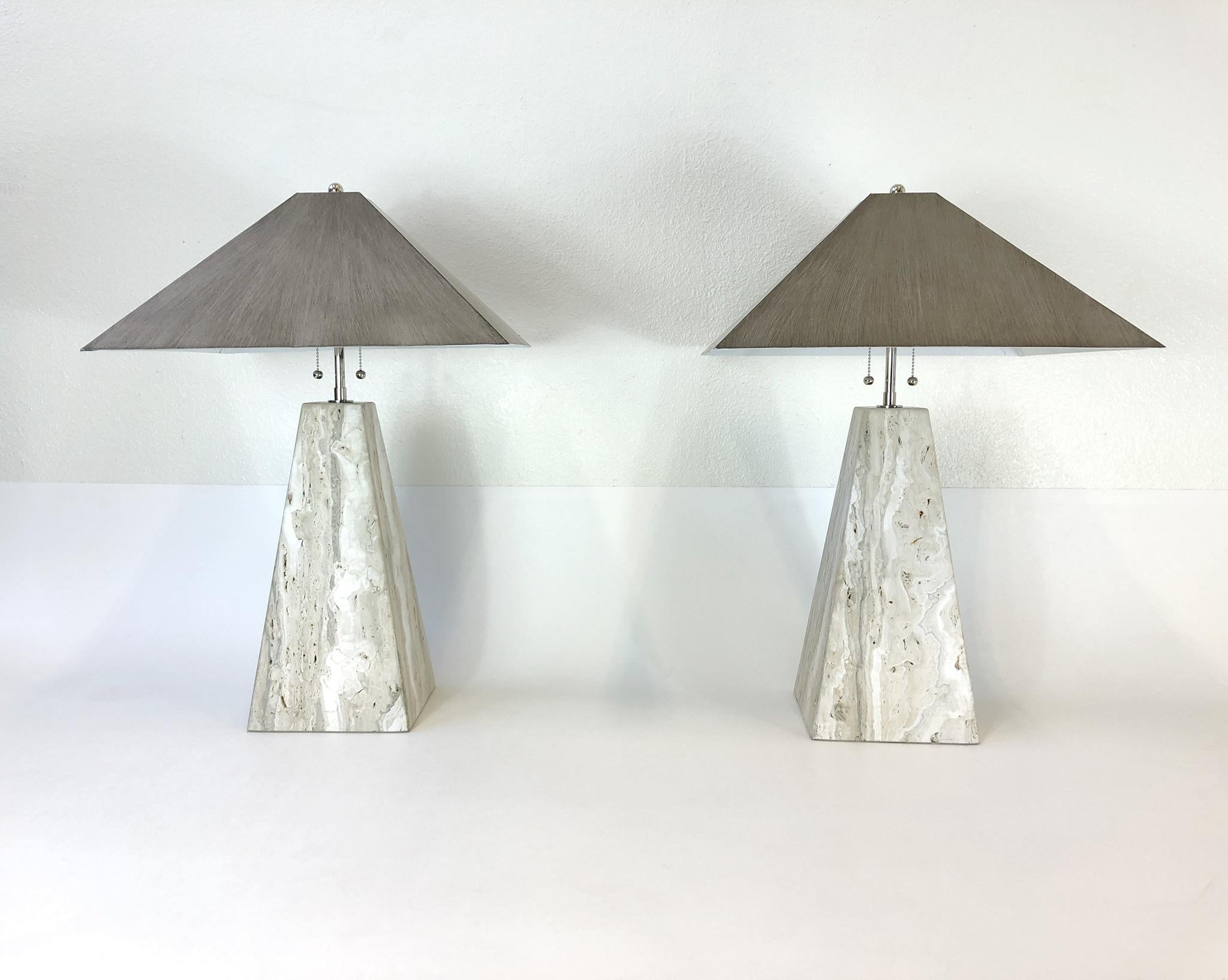 Paar italienische Obelisken-Tischlampen aus Travertin und poliertem Nickel in Obeliskenform  (Italienisch) im Angebot