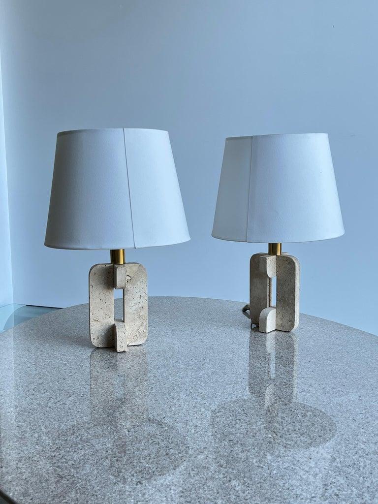 Pair of Italian Travertine base and brass table lamp 1960s-1970s.
Fratelli Mannelli lamps with around shade, completely rewired with a nice gold cables.


Dimensions without lamp shade attached  
  