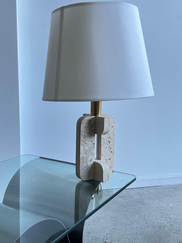 Mid-Century Modern Pair of Italian Travertine Base and Brass Table Lamp by Fratelli Mannelli For Sale