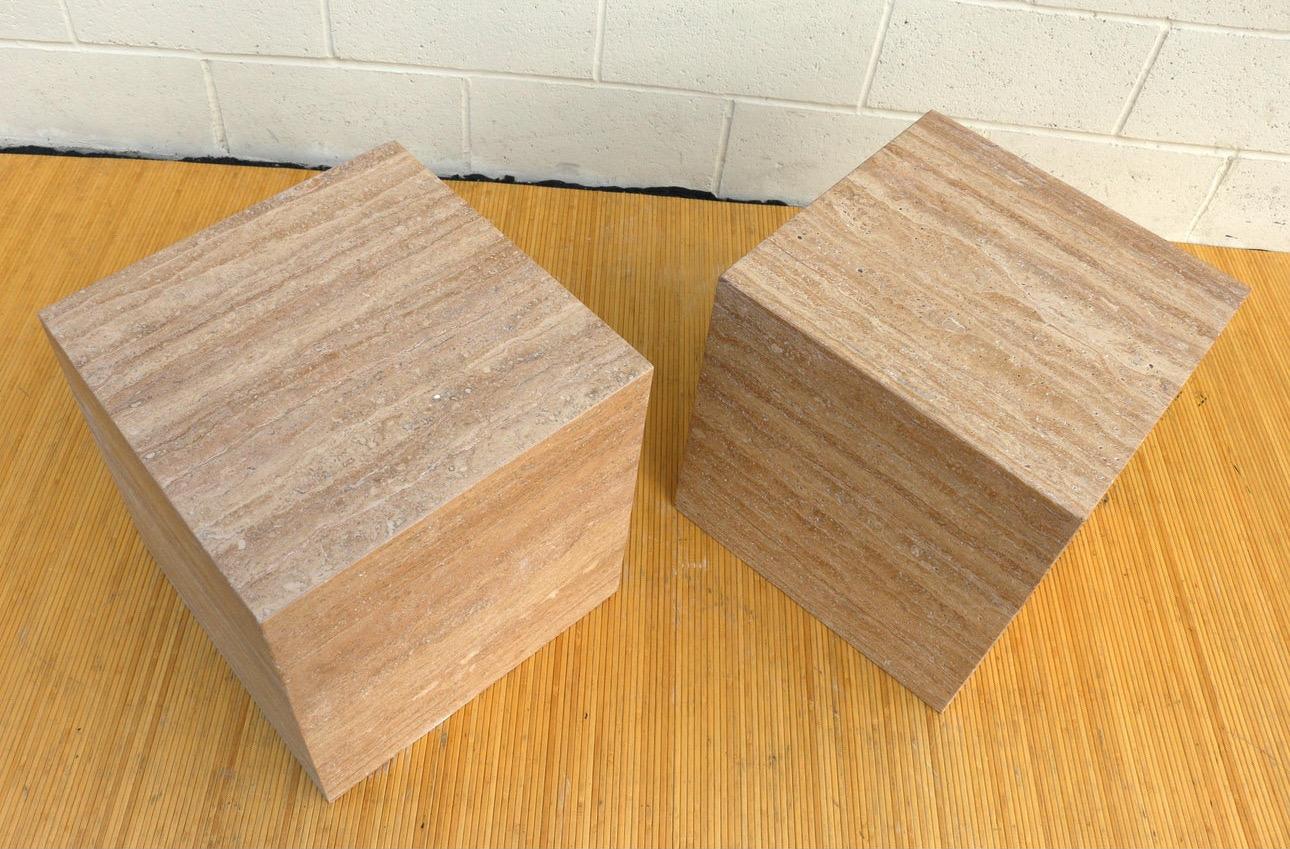 Mid-Century Modern Paire de piédestaux/tables d'appoint italiens cubiques en travertin en vente