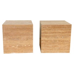 Paire de piédestaux/tables d'appoint italiens cubiques en travertin