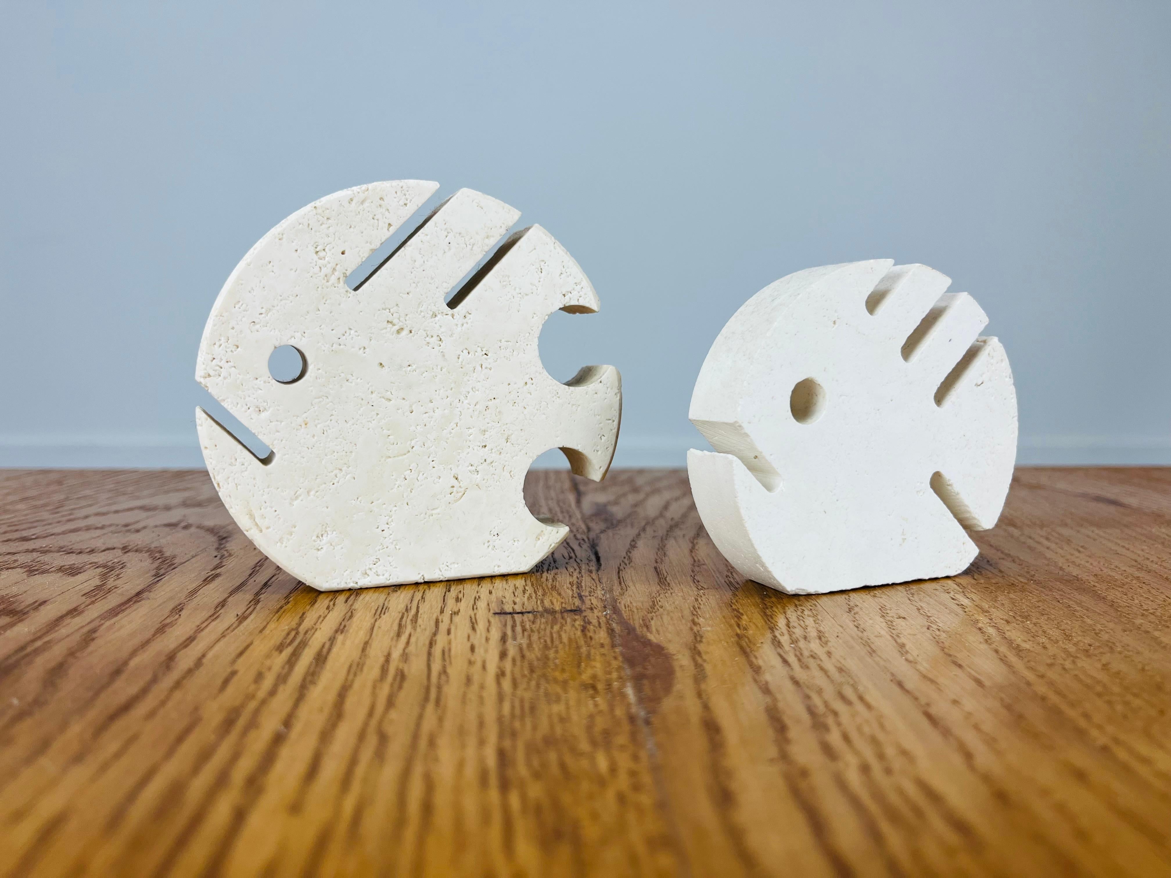 Pareja de esculturas de peces de travertino de los italianos Fratelli & Mannelli. Perfecto estado. 

Medidas de la más pequeña: anchura 7,5 cm, altura 6,5 cm, profundidad 2 cm.
Medidas de la más grande: anchura 9 cm, altura 8,5 cm, profundidad 2 cm.