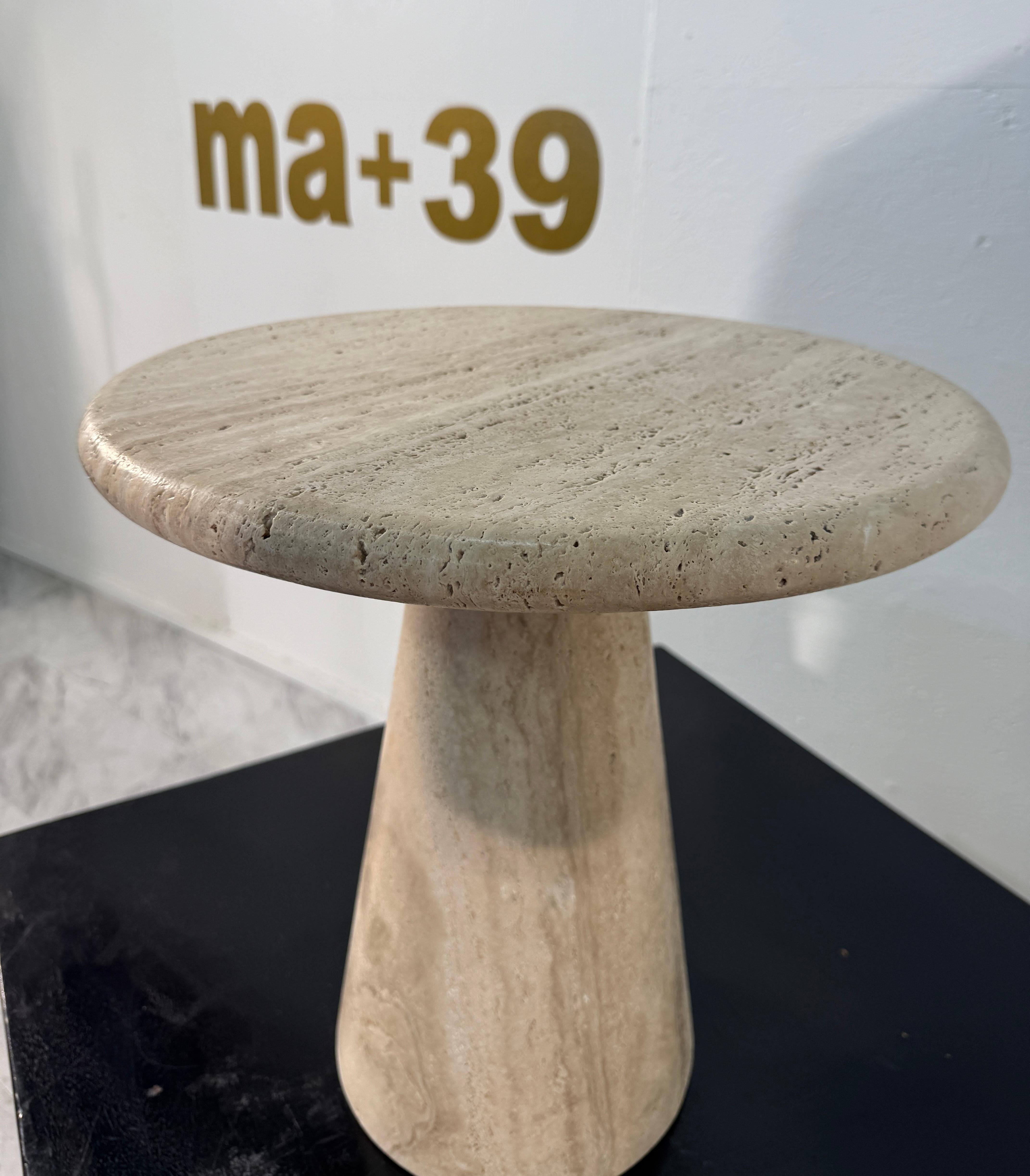Paar italienische Beistelltische aus Travertin, 1970er Jahre (Ende des 20. Jahrhunderts) im Angebot