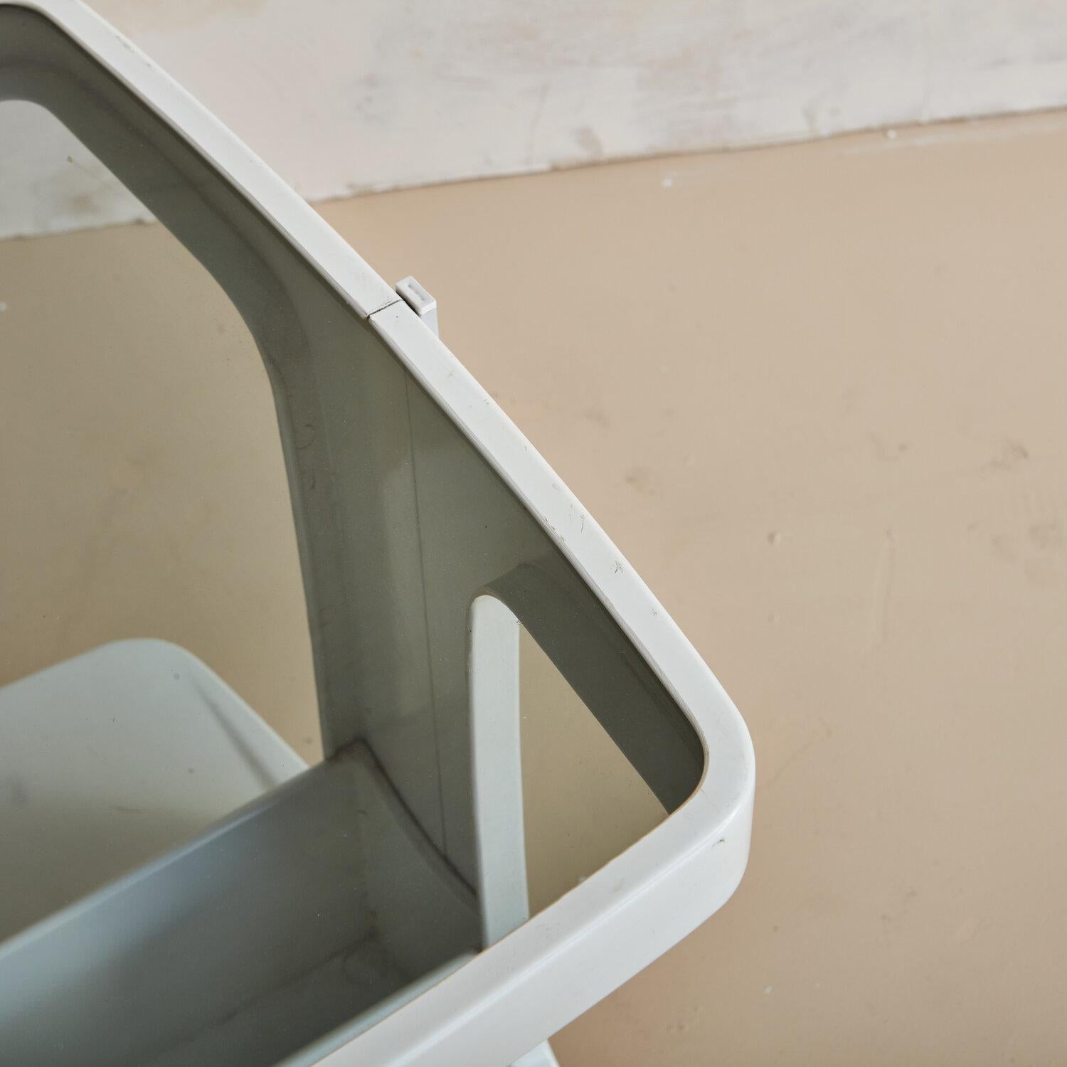 Coppia di tavolini a carrello italiani con vetro fumé attribuiti a Joe Colombo 4