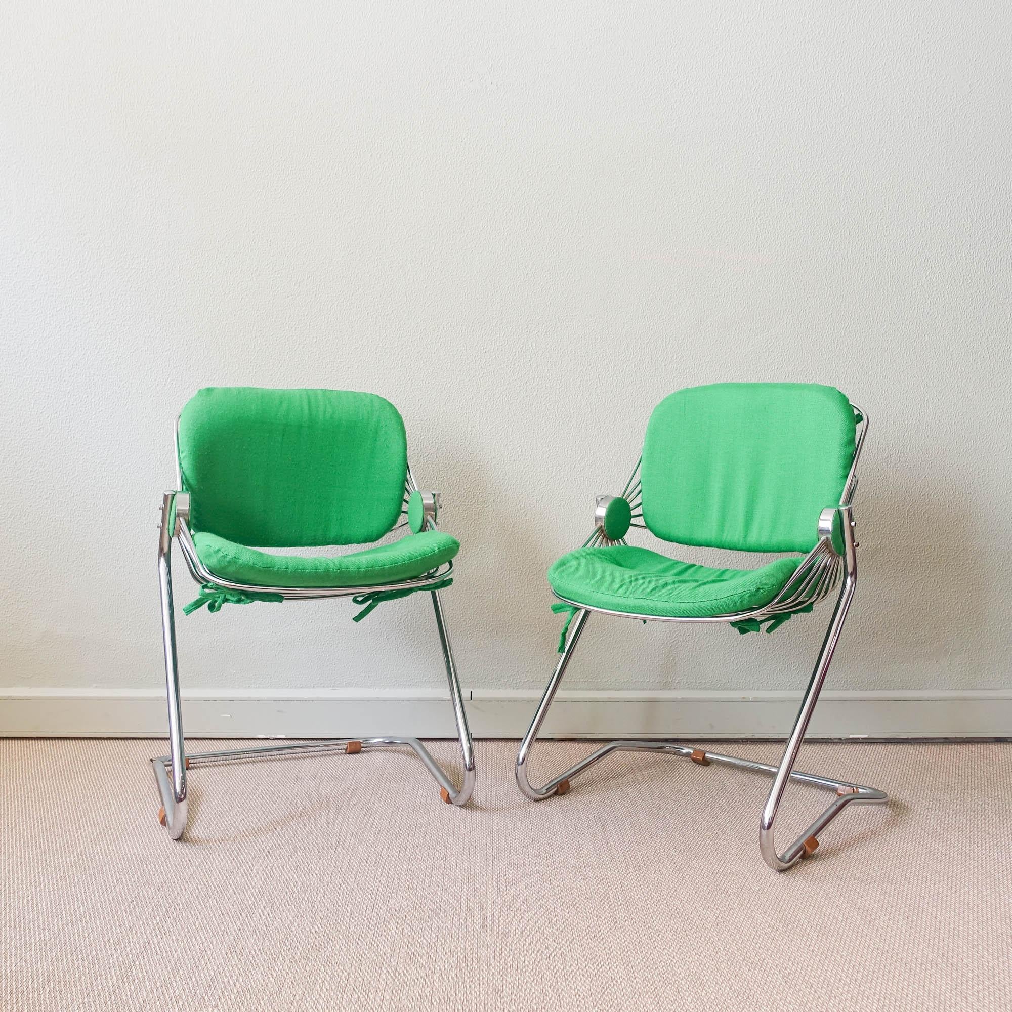 Cette paire de chaises a été conçue et fabriquée en Italie dans les années 1970. Très similaire aux designs de Gastone Rinaldi pour RIMA. Il s'agit de chaises à piétement luge, dotées d'une structure en tube d'acier chromé et d'une assise et d'un