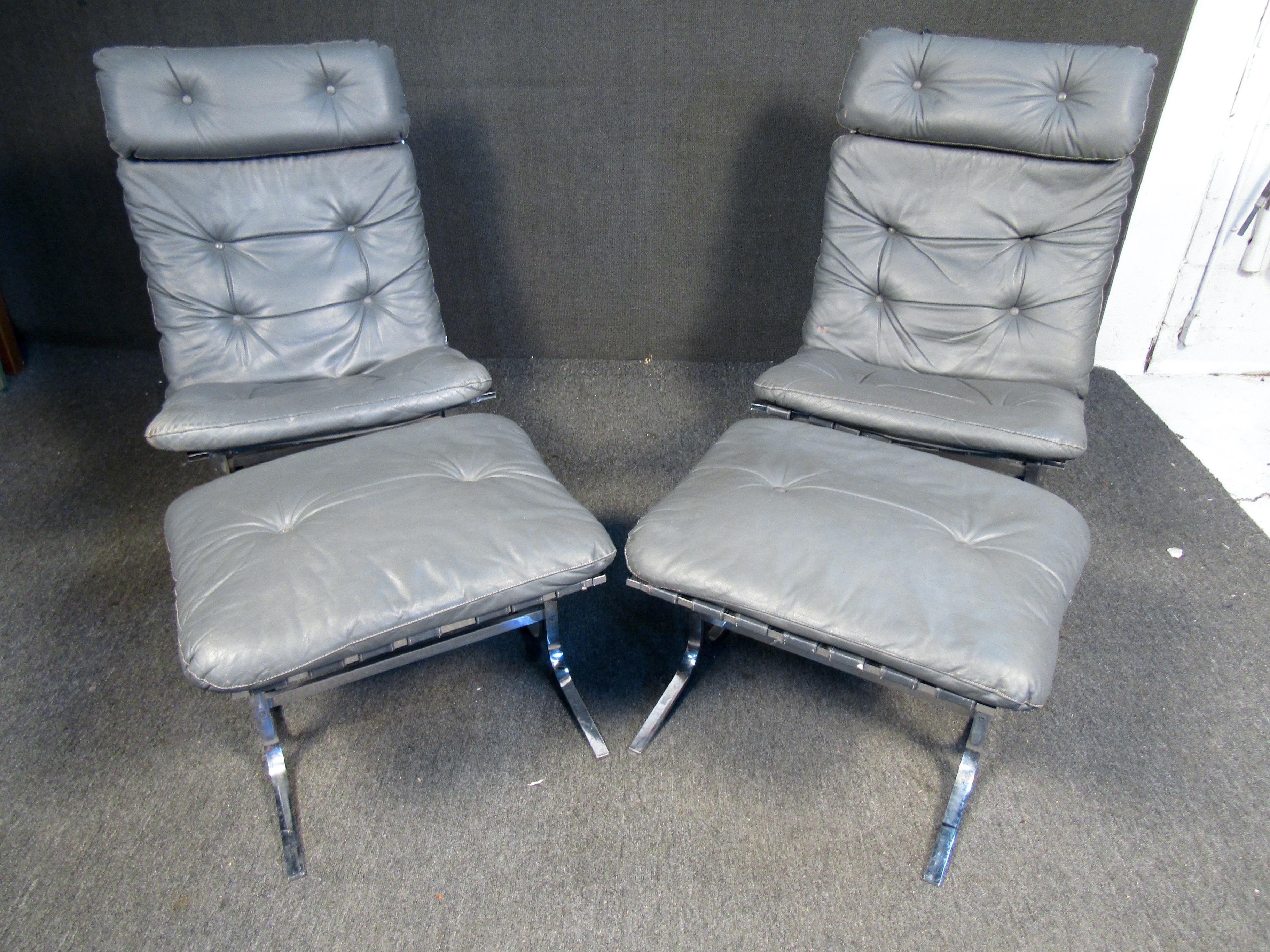 This pair of Italian chrome and leather lounge chairs are tufted and come with two matching ottomans. The ottomans are w25