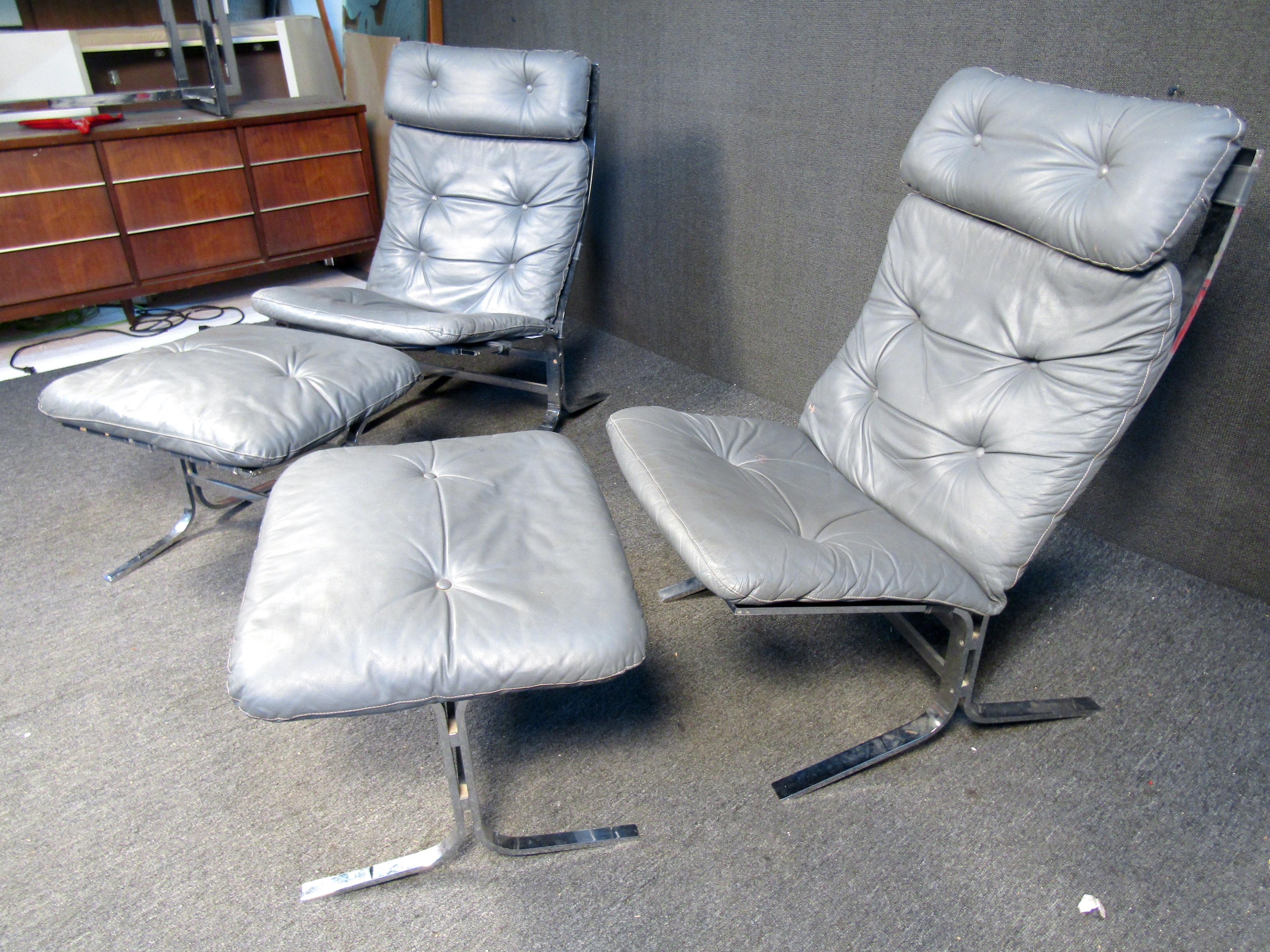 Pair of Italian Tufted Chrome & Leather Lounge Chairs with Ottomans In Good Condition For Sale In Brooklyn, NY