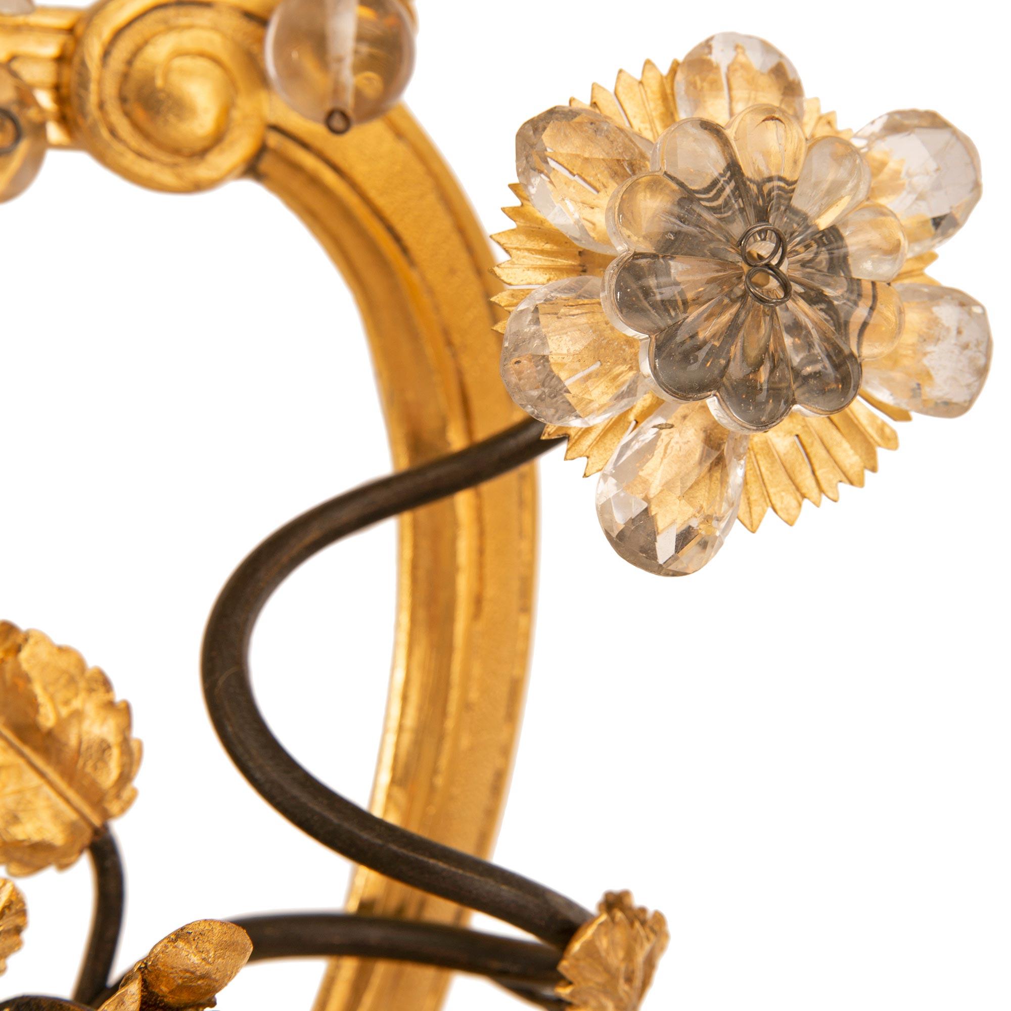 20ième siècle Paire d'appliques italiennes Louis XVI du début du siècle en bronze doré et cristal en vente