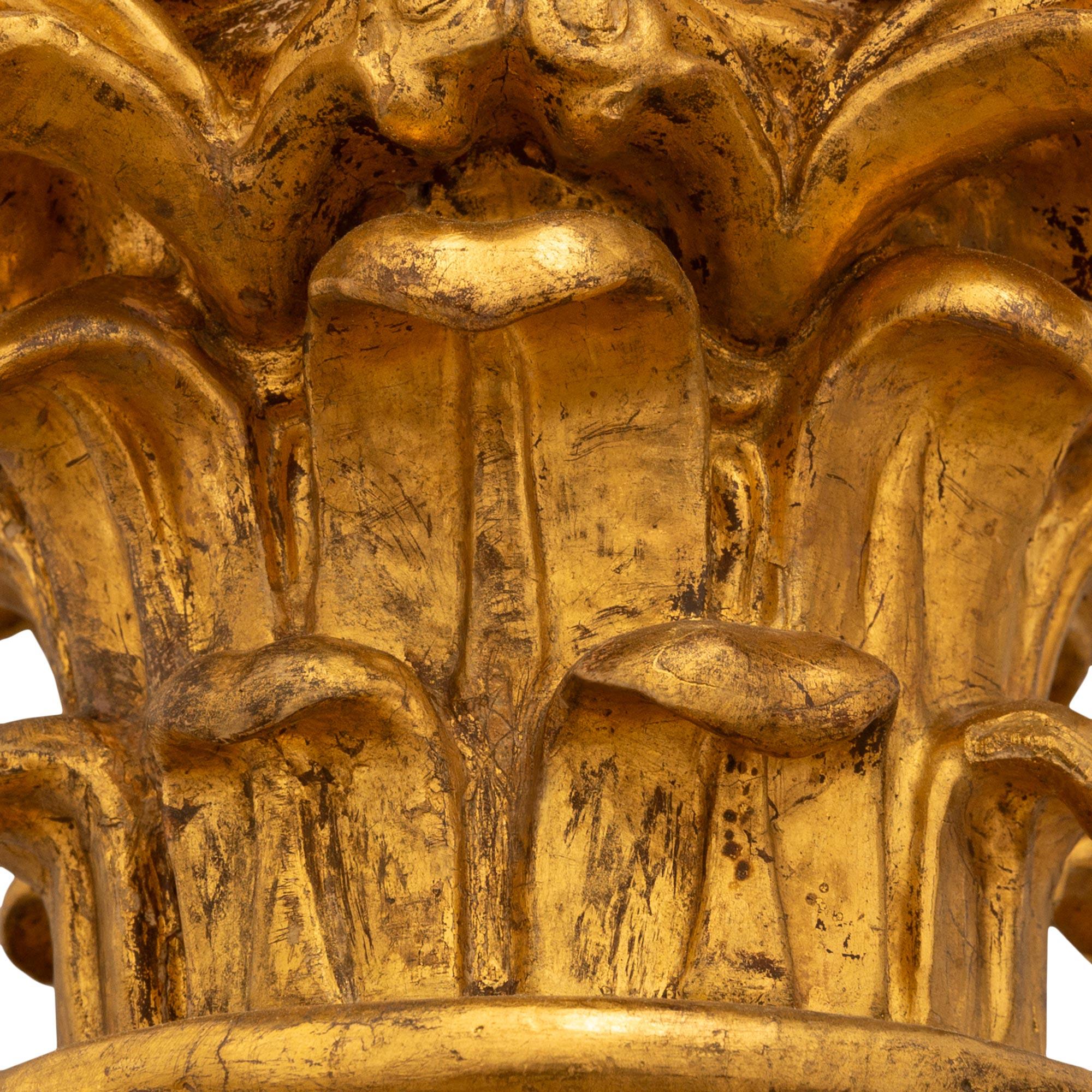 Paar italienische neoklassische korinthische Säulen aus St. Giltwood der Jahrhundertwende im Zustand „Gut“ im Angebot in West Palm Beach, FL