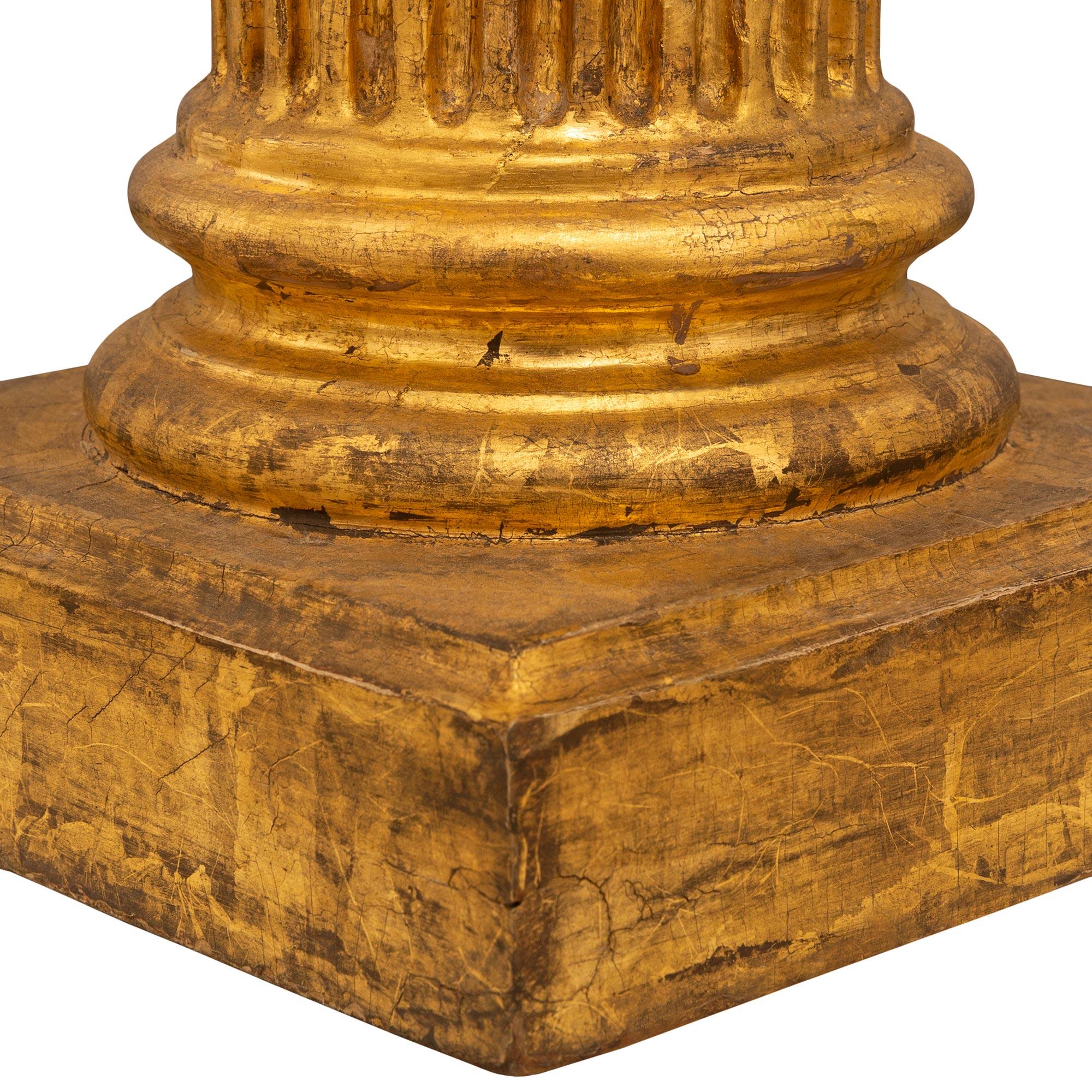 Paar italienische neoklassische korinthische Säulen aus St. Giltwood der Jahrhundertwende (Vergoldetes Holz) im Angebot