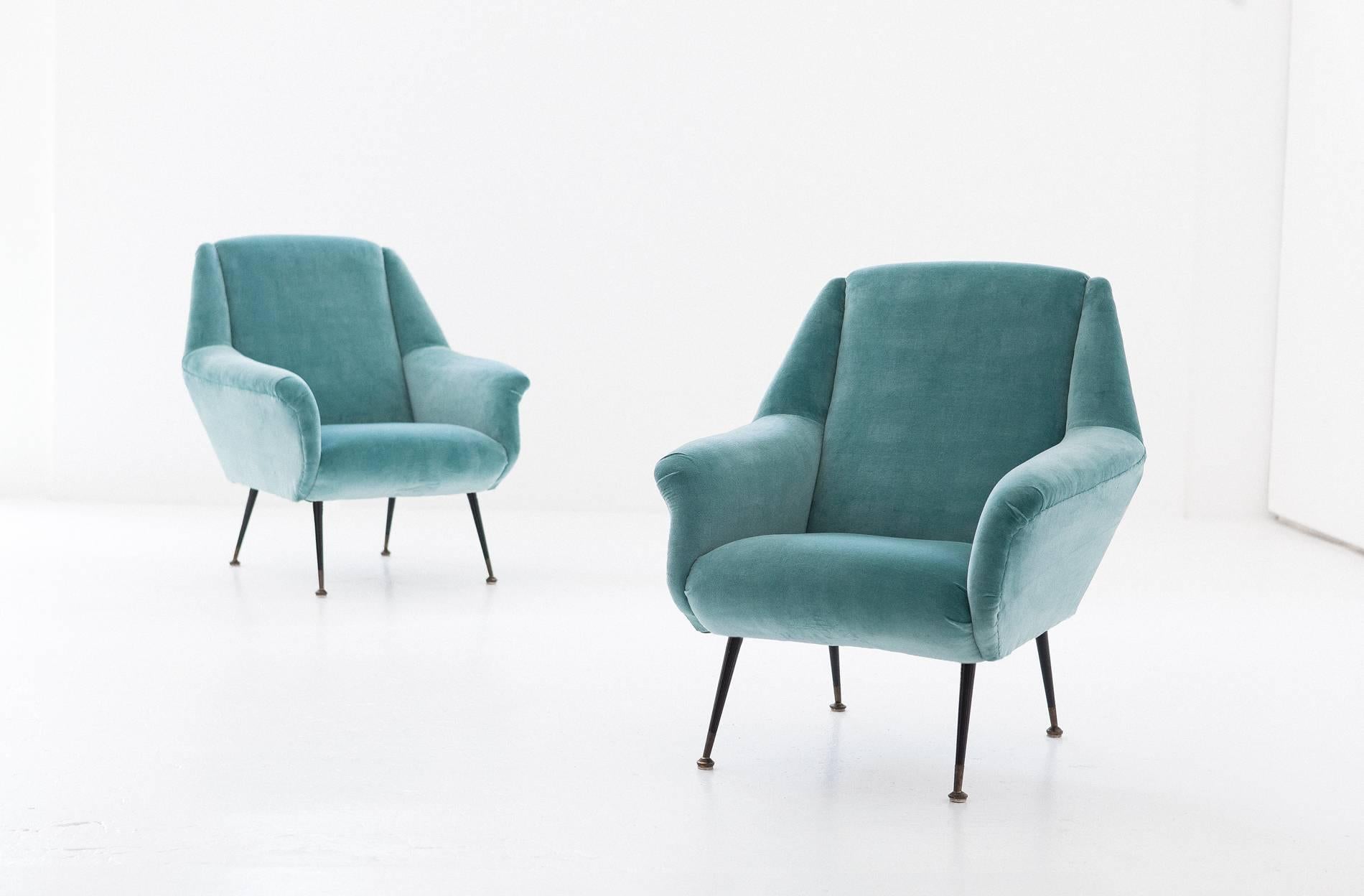 Set of two armchairs, designed and produced in Italy in the 1950s.
These easy chairs has been reupholstered with new velvet, also the padding is new. A turquoise that goes more 'towards the light blue that towards the green.
We have also worked on