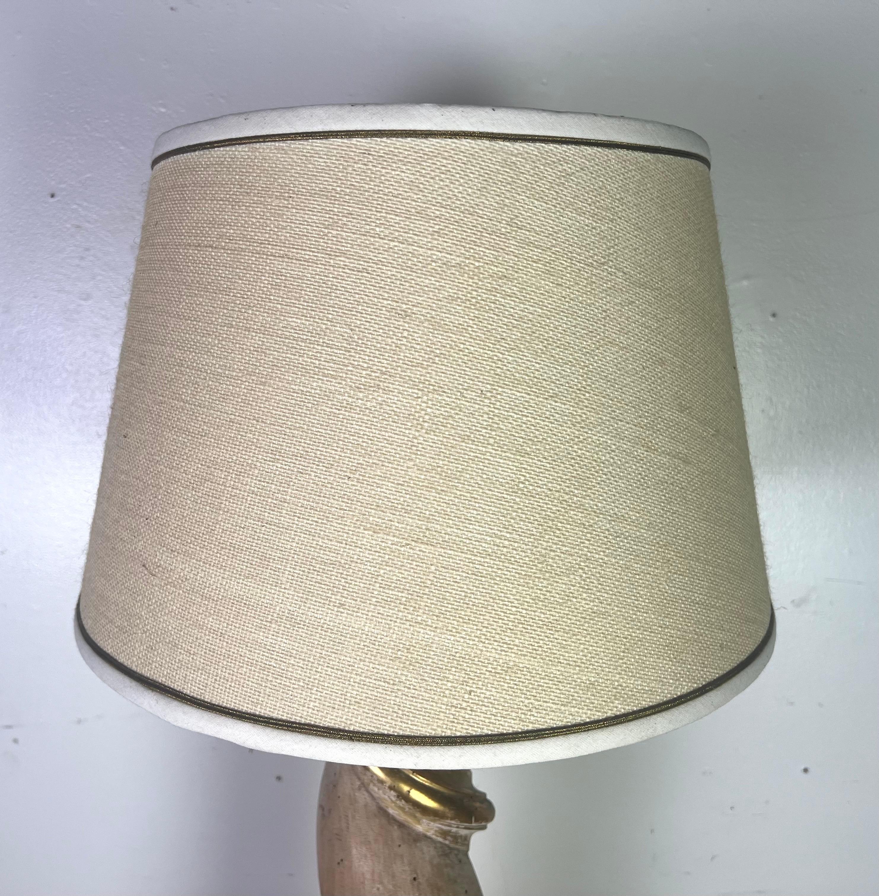 Paar italienische gedrehte Säulenlampen mit Lampenschirmen im Angebot 3